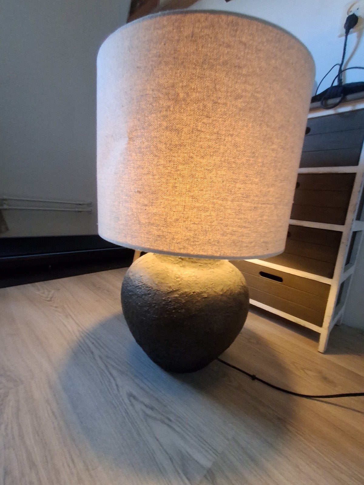 Sfeervolle kruiklamp met stoffen kap, Huis en Inrichting, Gebruikt, Textiel, Met kap, Bruin