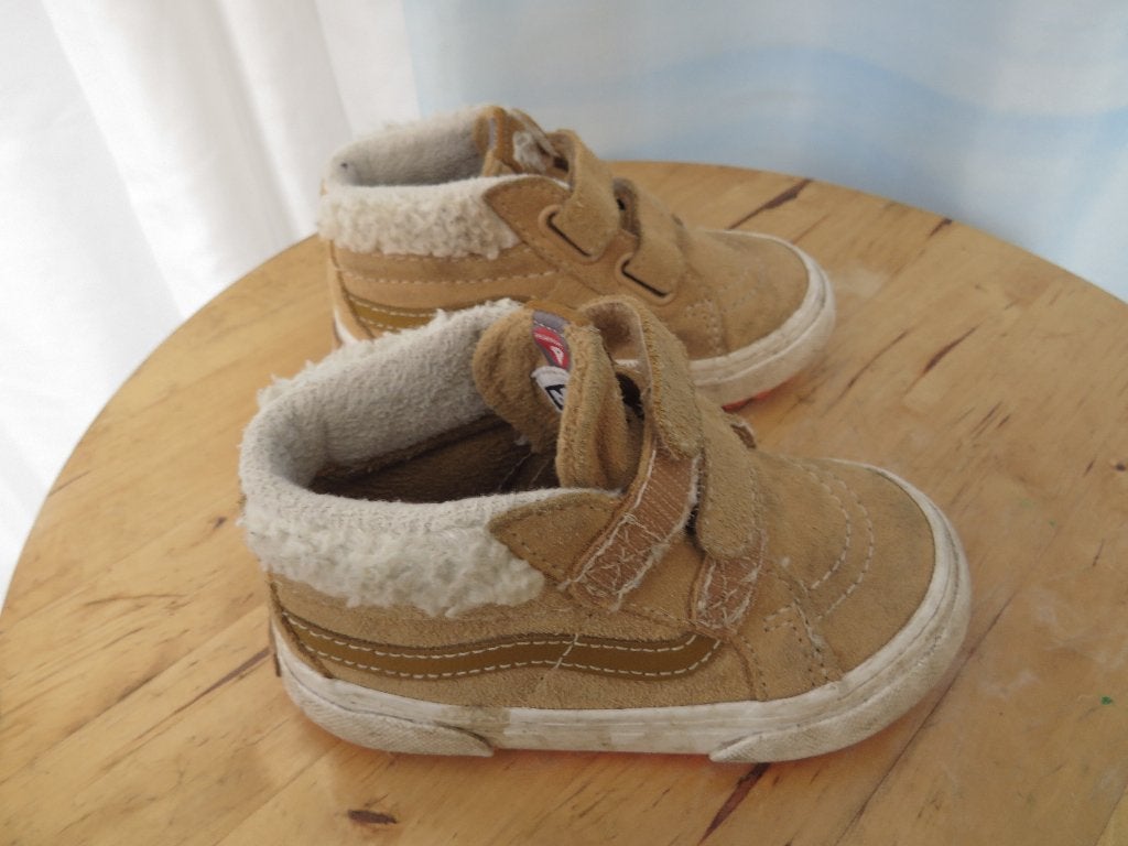 beige oker schoentjes suedelook primaloft mt 22,5 van Vans, Gebruikt, Schoenen, Ophalen of Verzenden, Vans