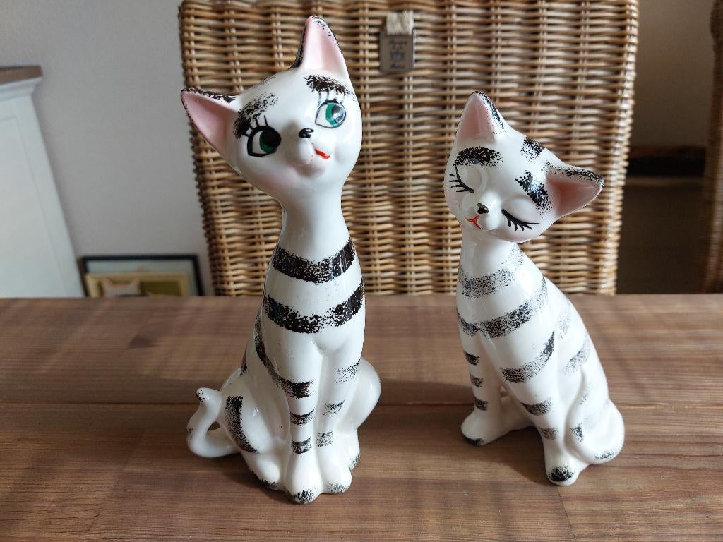 2 Prachtige Vintage Katten Poezen Beelden uit Japan Keramiek, Verzamelen, Beelden en Beeldjes, Verzenden, Gebruikt, Dier
