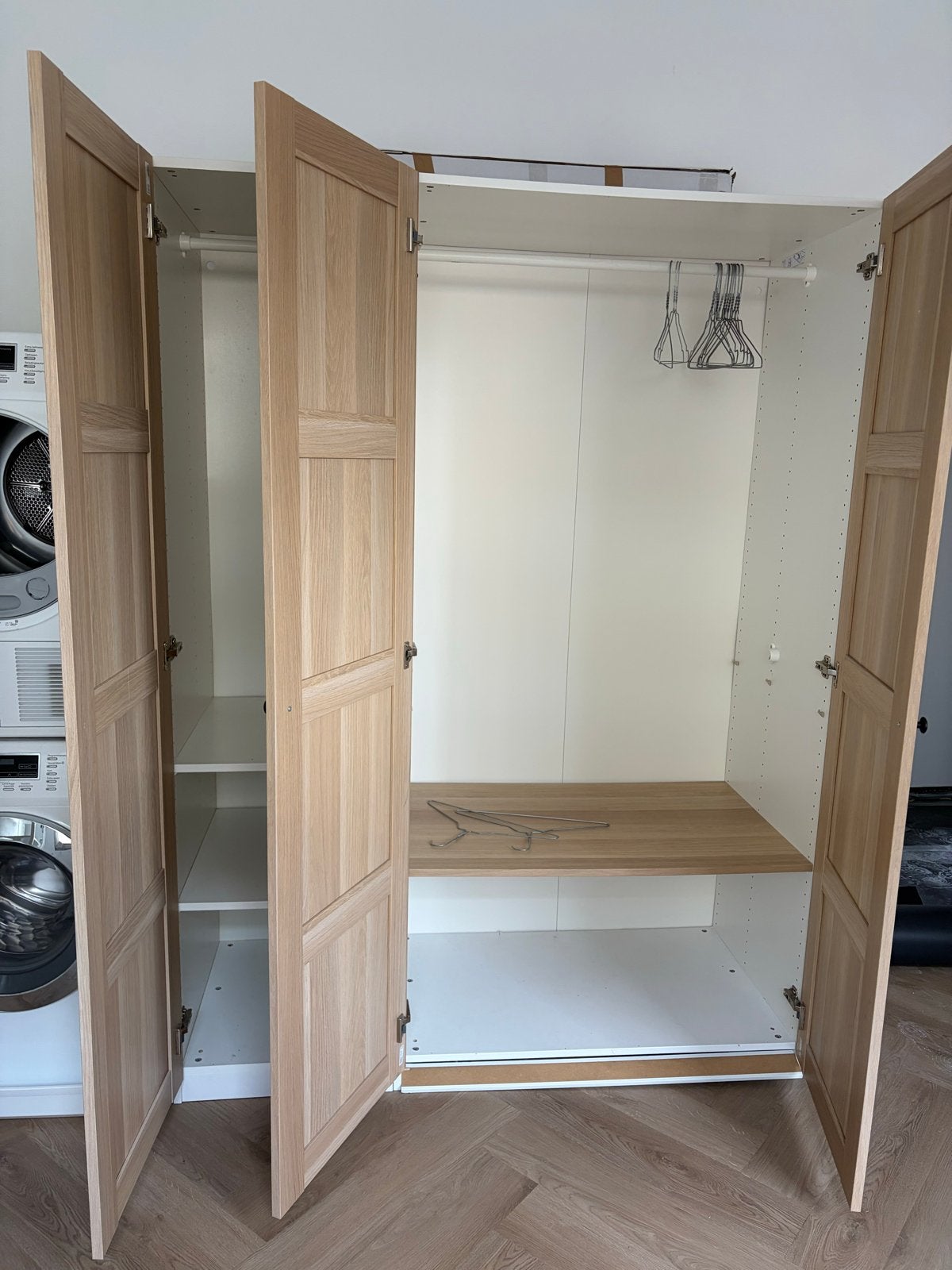 Foto 3 van IKEA PAX Kledingkast met 3 deuren en planken