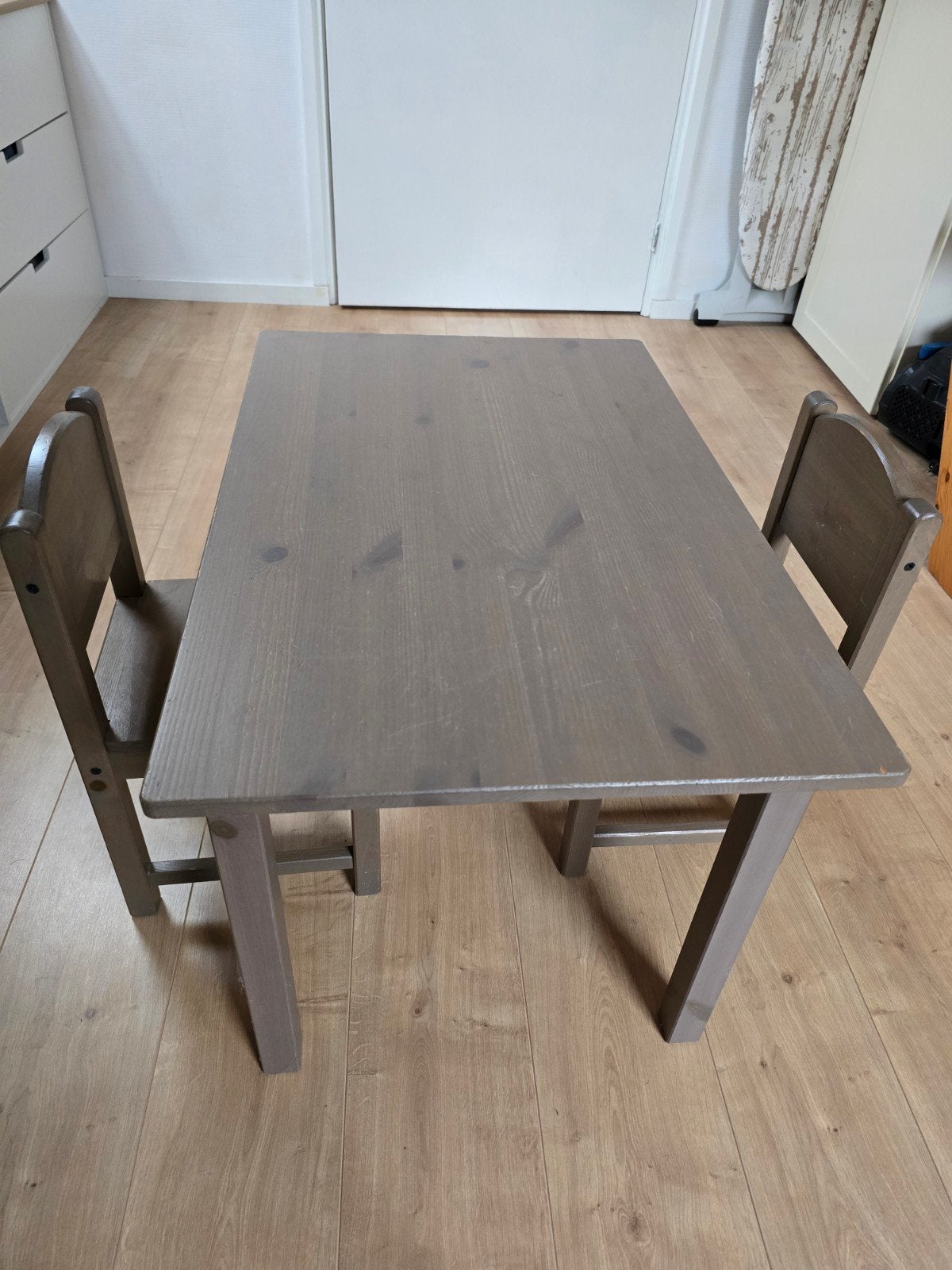 Kindertafel met 2 stoelen Ikea Sundvik, Huis en Inrichting, Complete inboedels, Ophalen
