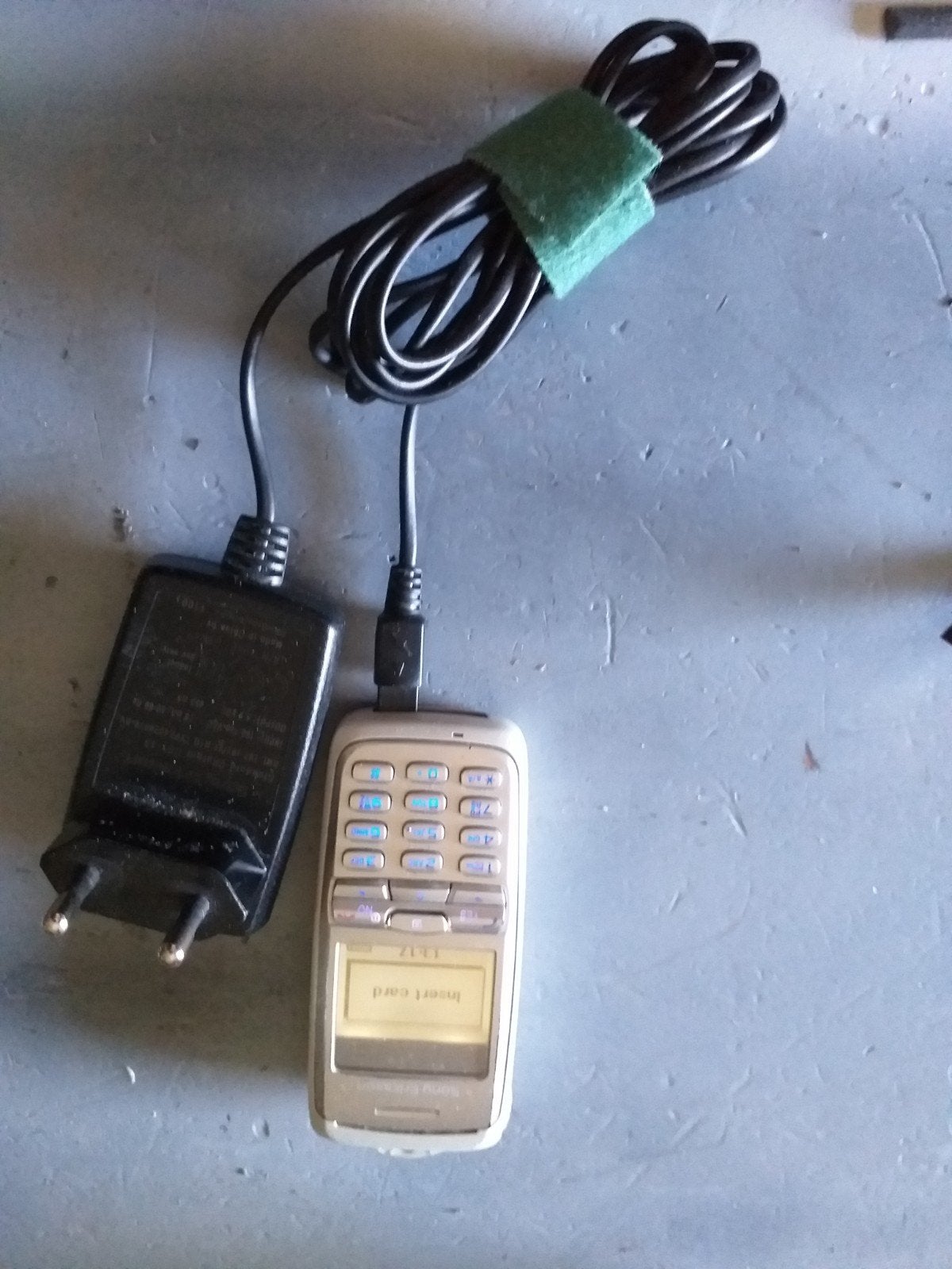Sony Ericsson T610 met oplader - Klassieke telefoon, Gebruikt, Overige systemen, Fysiek toetsenbord, Ophalen of Verzenden