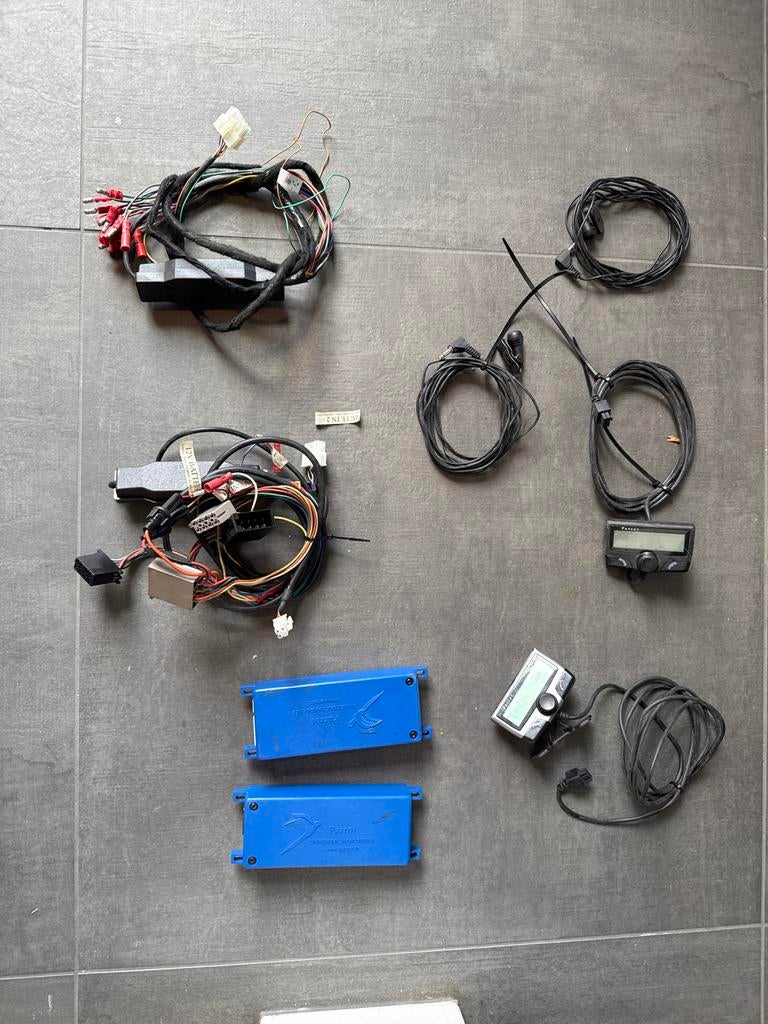 2x Parrot CK3100 Bluetooth Carkit - Handsfree Bellen, Telecommunicatie, Carkits, Ophalen, Inbouw, Overige merken, Complete carkit