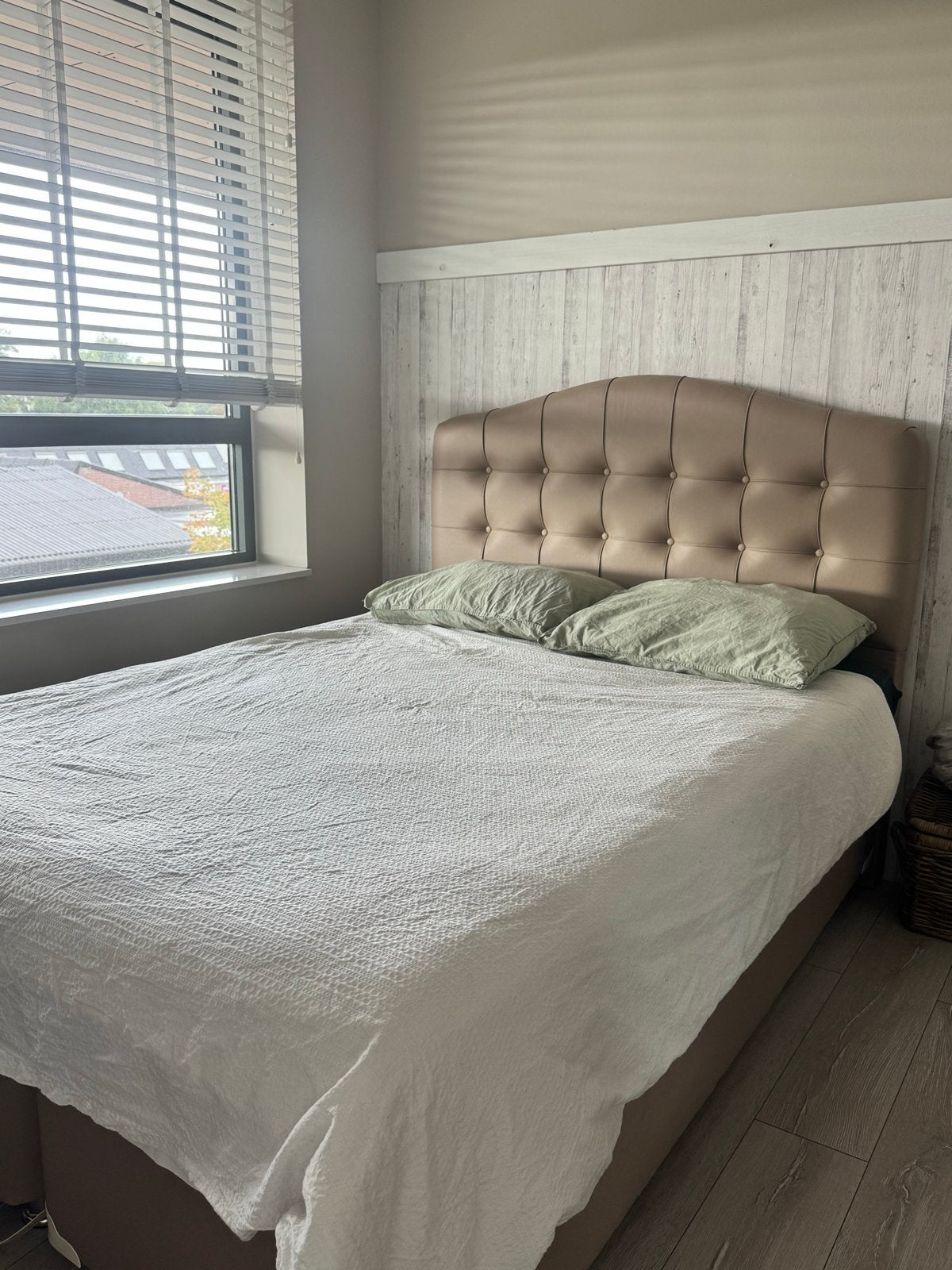 Tweepersoonsbed met beschadigingen - Tegen elk aannemlijk bo, Ophalen, Gebruikt, Beige, Tweepersoons