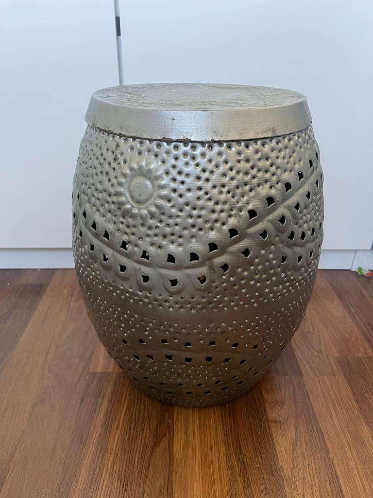 Decoratieve metalen poef/bijzettafel met perforaties, Gebruikt, Ophalen of Verzenden, Oosters, Metaal