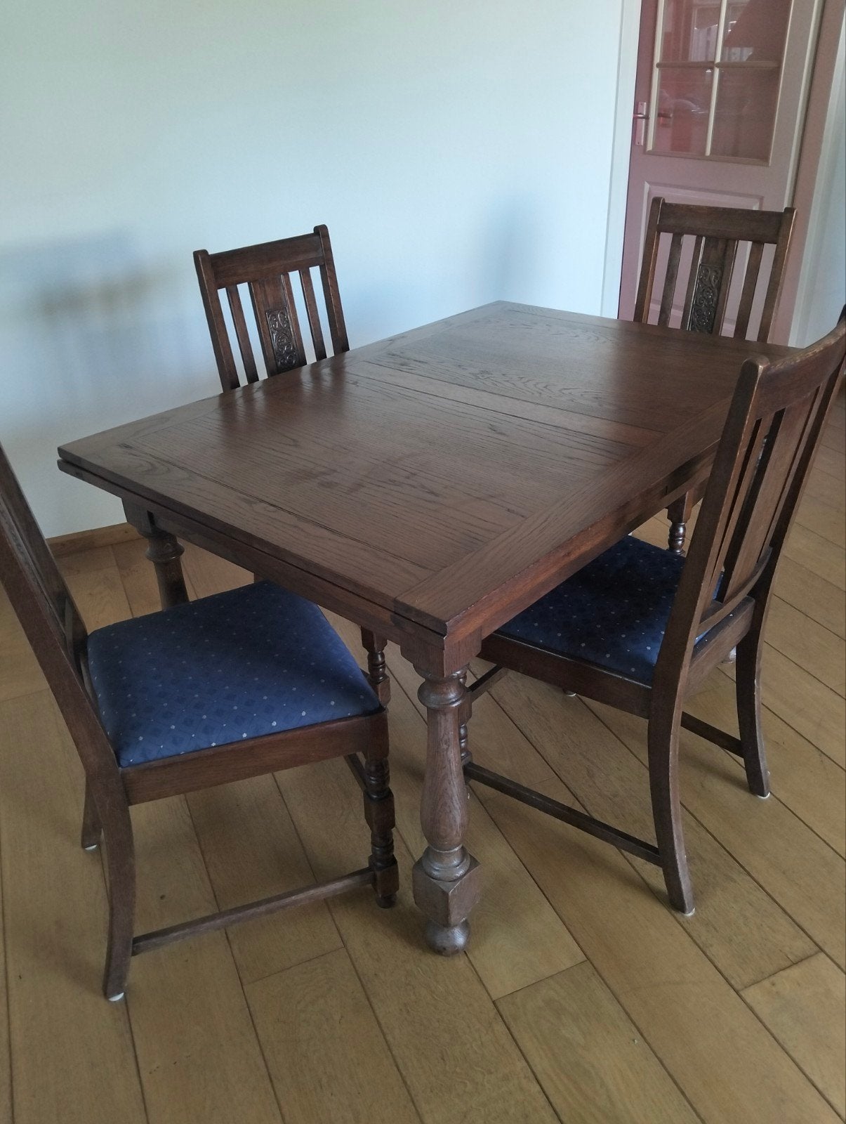 Antieke eettafel met 4 stoelen en dressoir, Ophalen