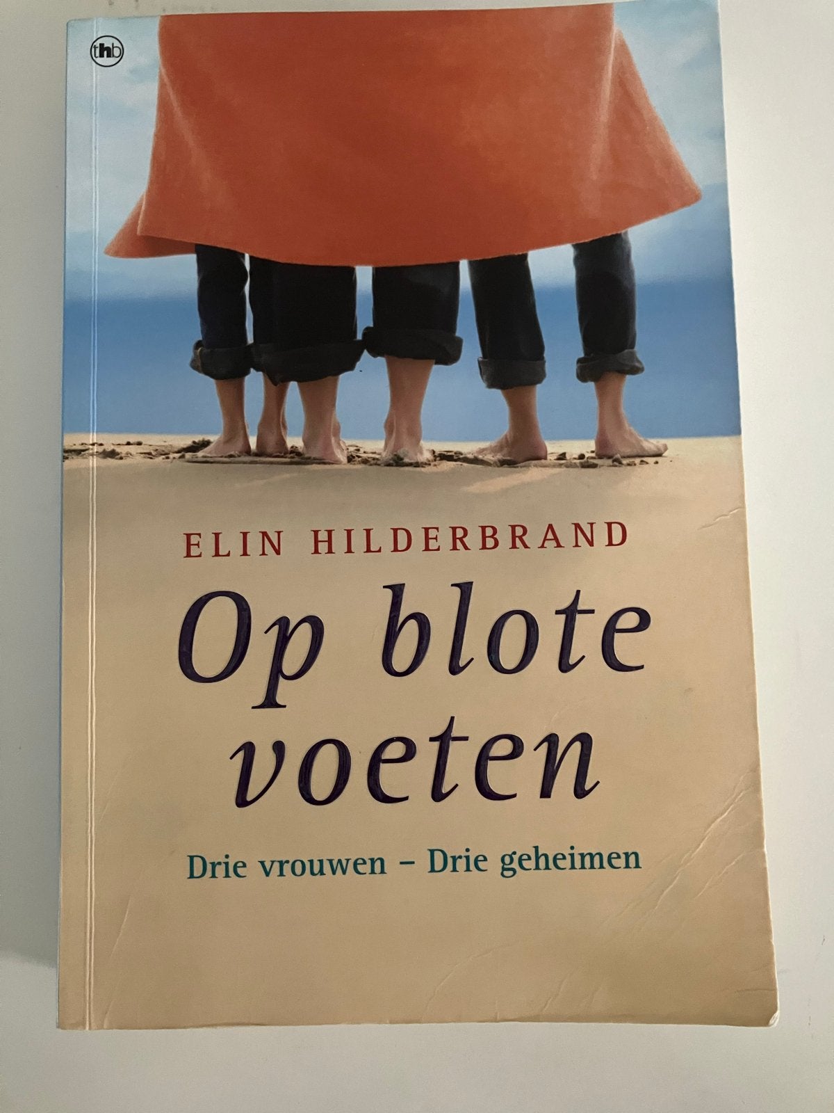 Op blote voeten - Elin Hilderbrand (roman), Ophalen of Verzenden, Zo goed als nieuw, Nederland