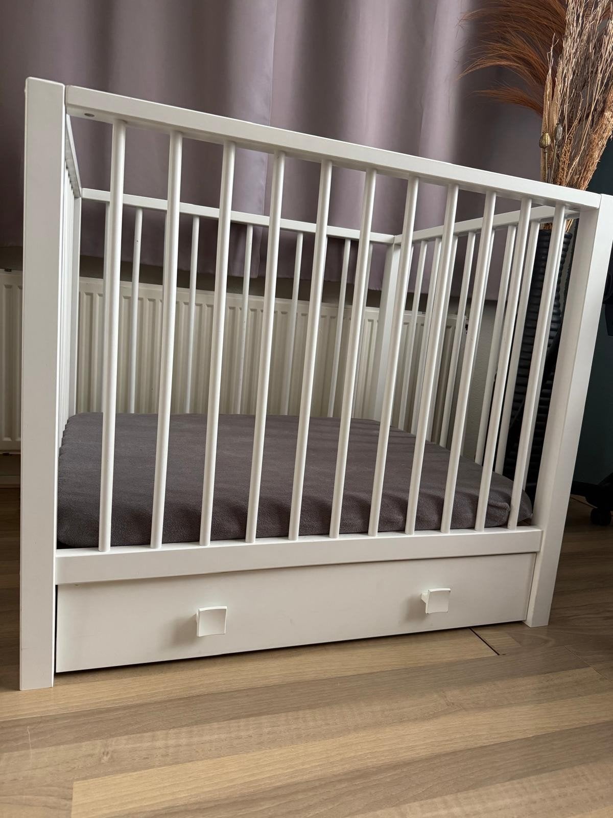 Nette witte baby box, met lade, verstelbare bodem en matras, Ophalen, Zo goed als nieuw, Vierkant, Lade