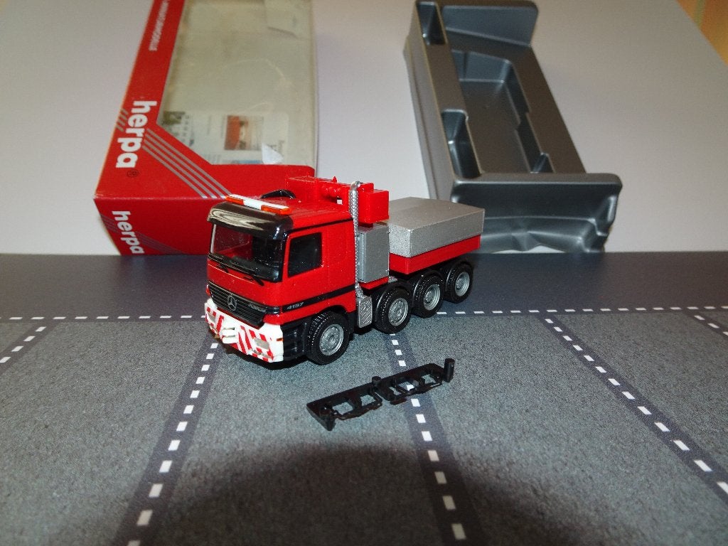 946 herpa mercedes actros 4-as trekker rood 1:87 truck trein, Ophalen of Verzenden, Nieuw, Bus of Vrachtwagen, Herpa