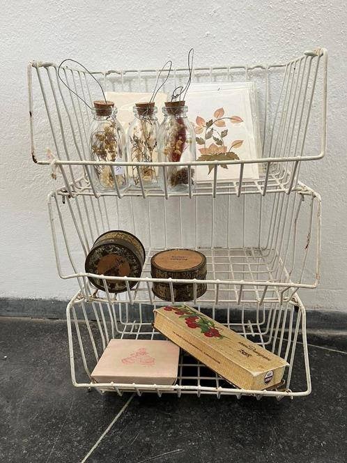 Brocante oud wit draadrek met 3 stapelbakjes- mandjes, Ophalen of Verzenden