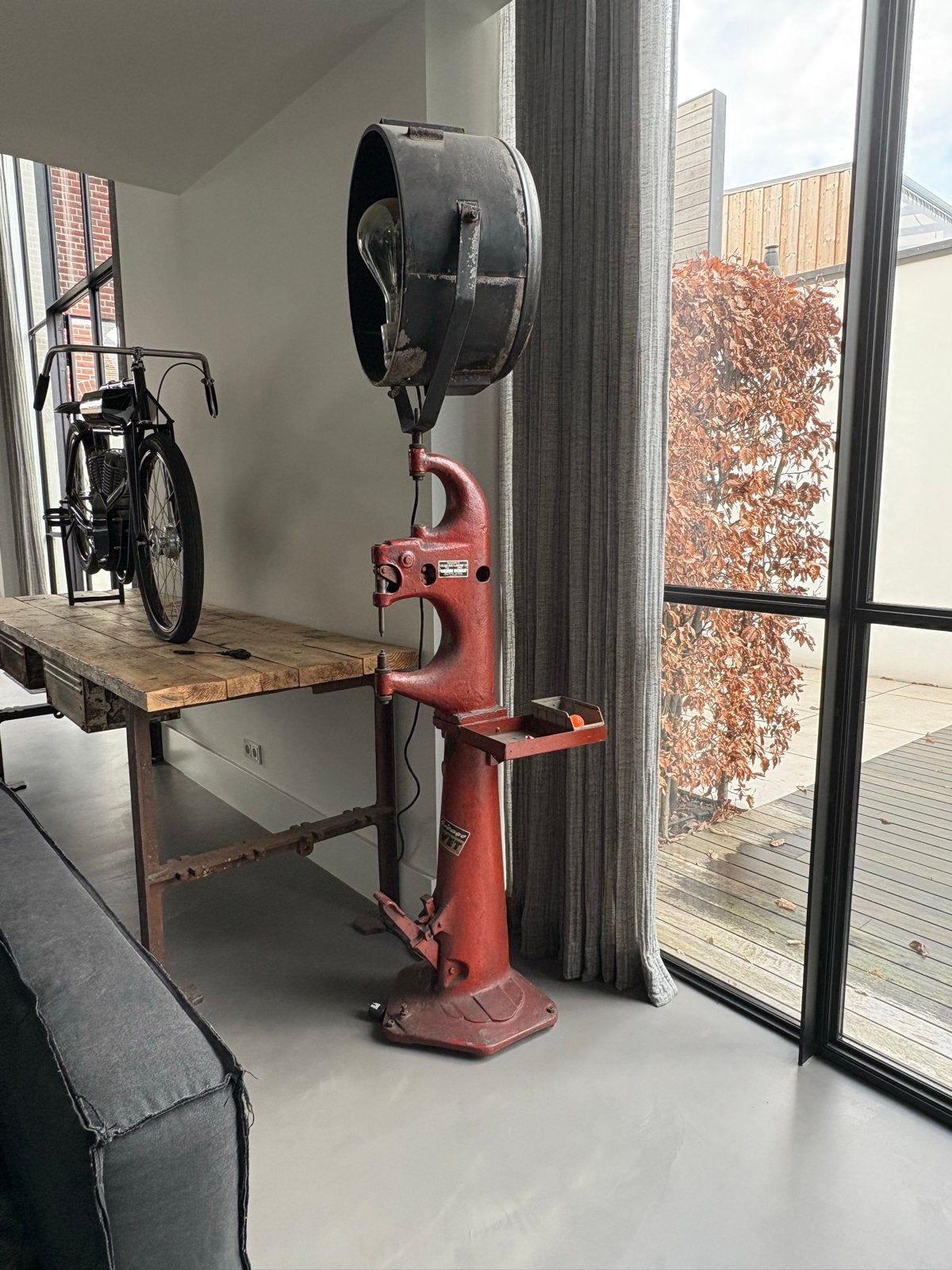 Industriële lamp van vintage stalen klinknagelpers, Ophalen