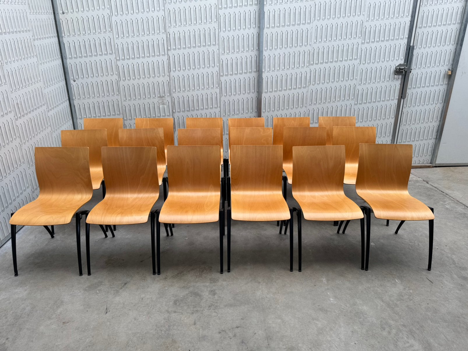 18x Artifort Zeno stoelen, Ophalen of Verzenden, Zo goed als nieuw, Bruin, Hout