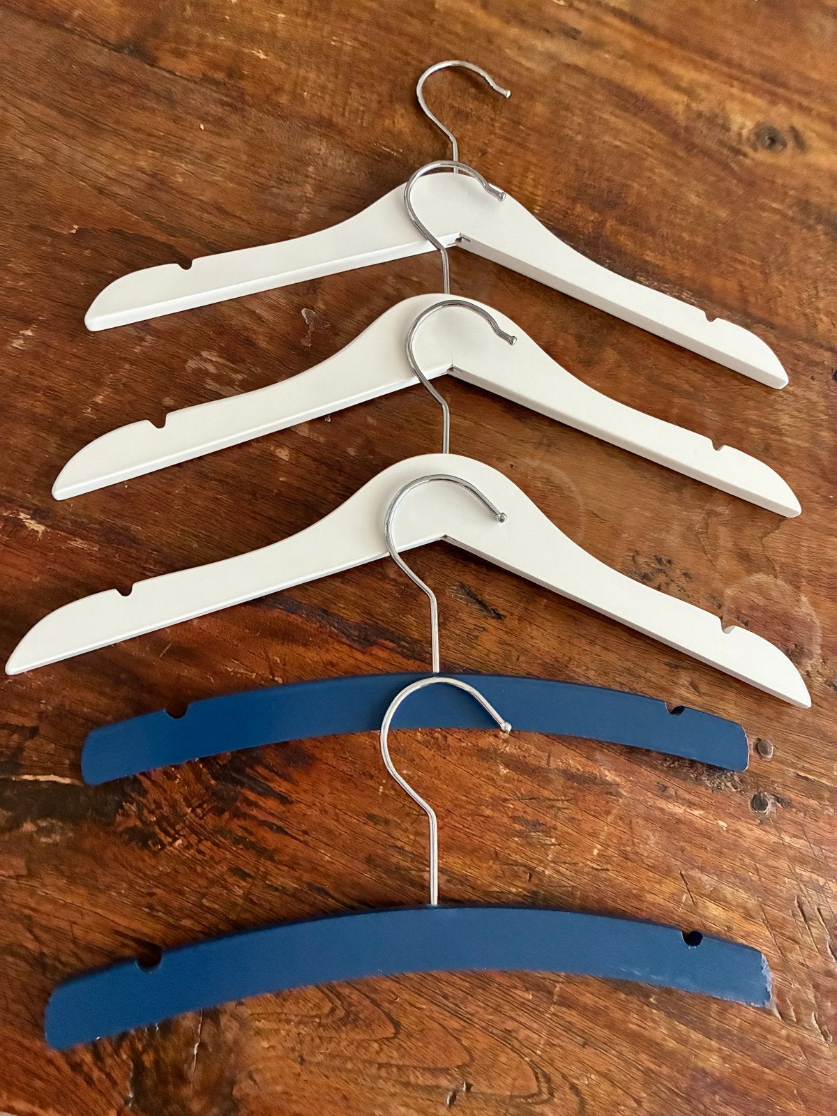 Klerenhangers voor kinderen - wit en blauw, Ophalen of Verzenden, Gebruikt, Hout, Kinderen