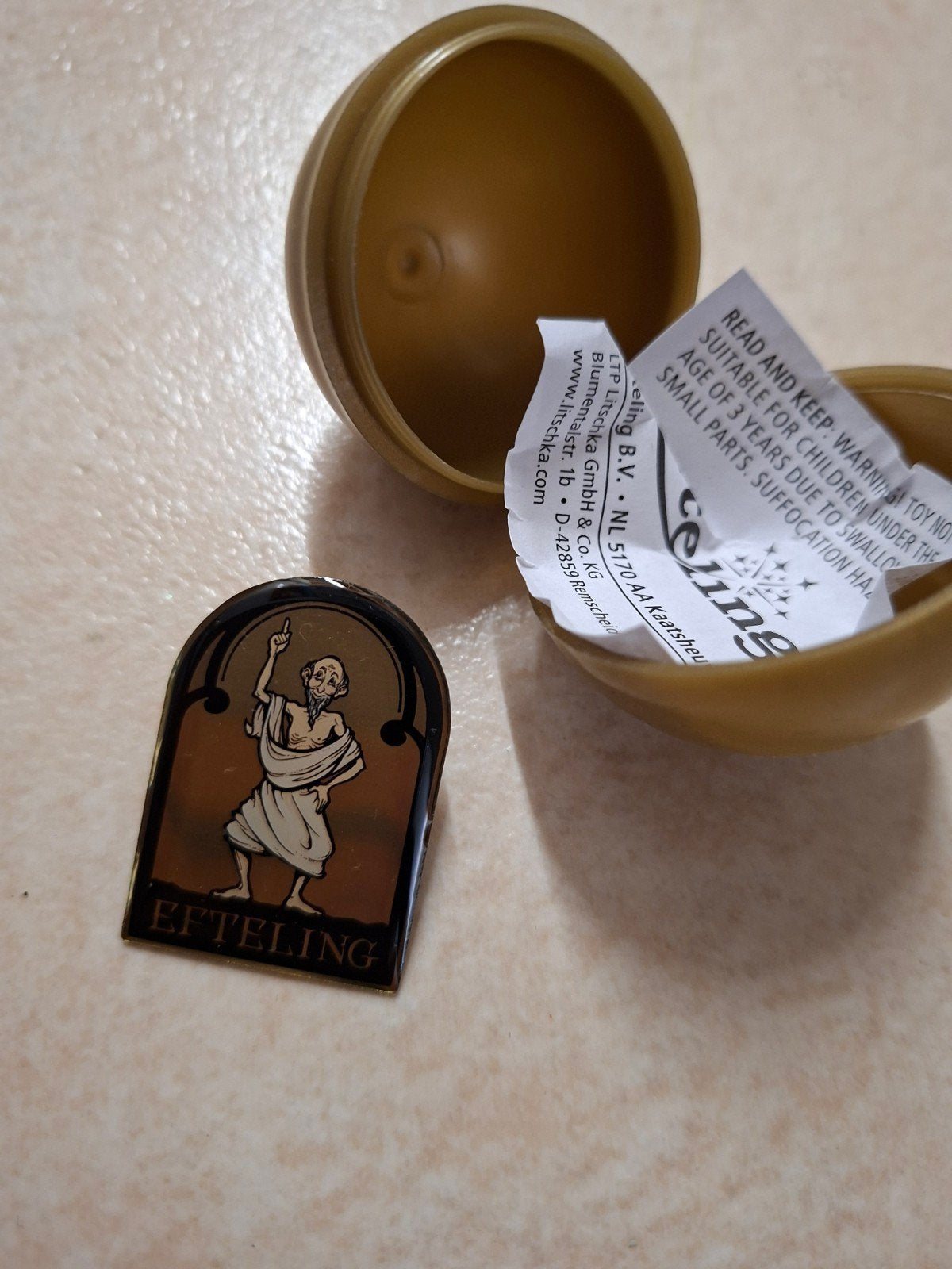 Efteling Jonas smidje pin gouden bal ei, Verzamelen, Efteling, Nieuw, Button of Speldje, Ophalen of Verzenden