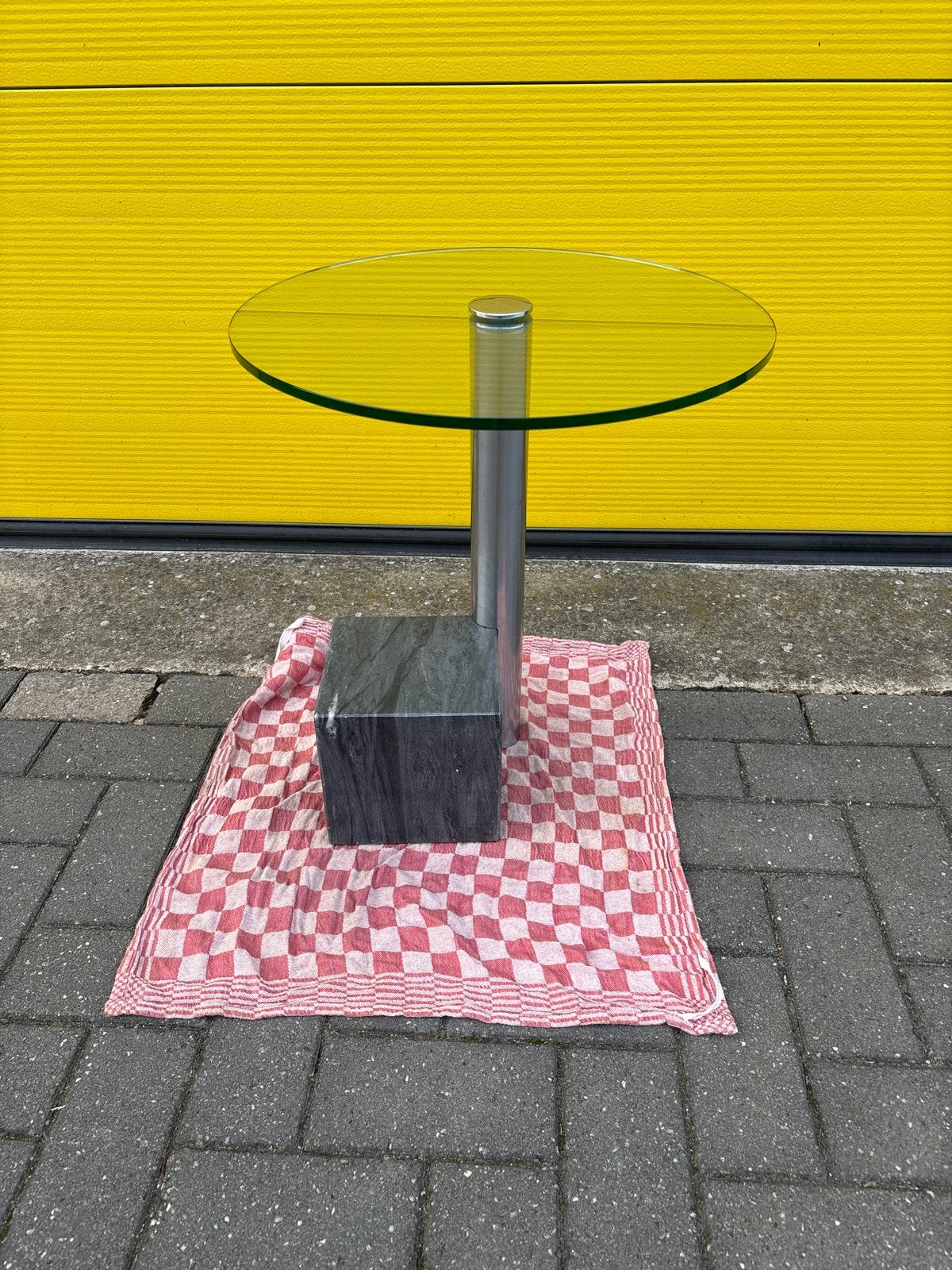 Hank Kwint Glazen bijzettafel met marmeren voet., Minder dan 55 cm, Gebruikt, Rond, Glas