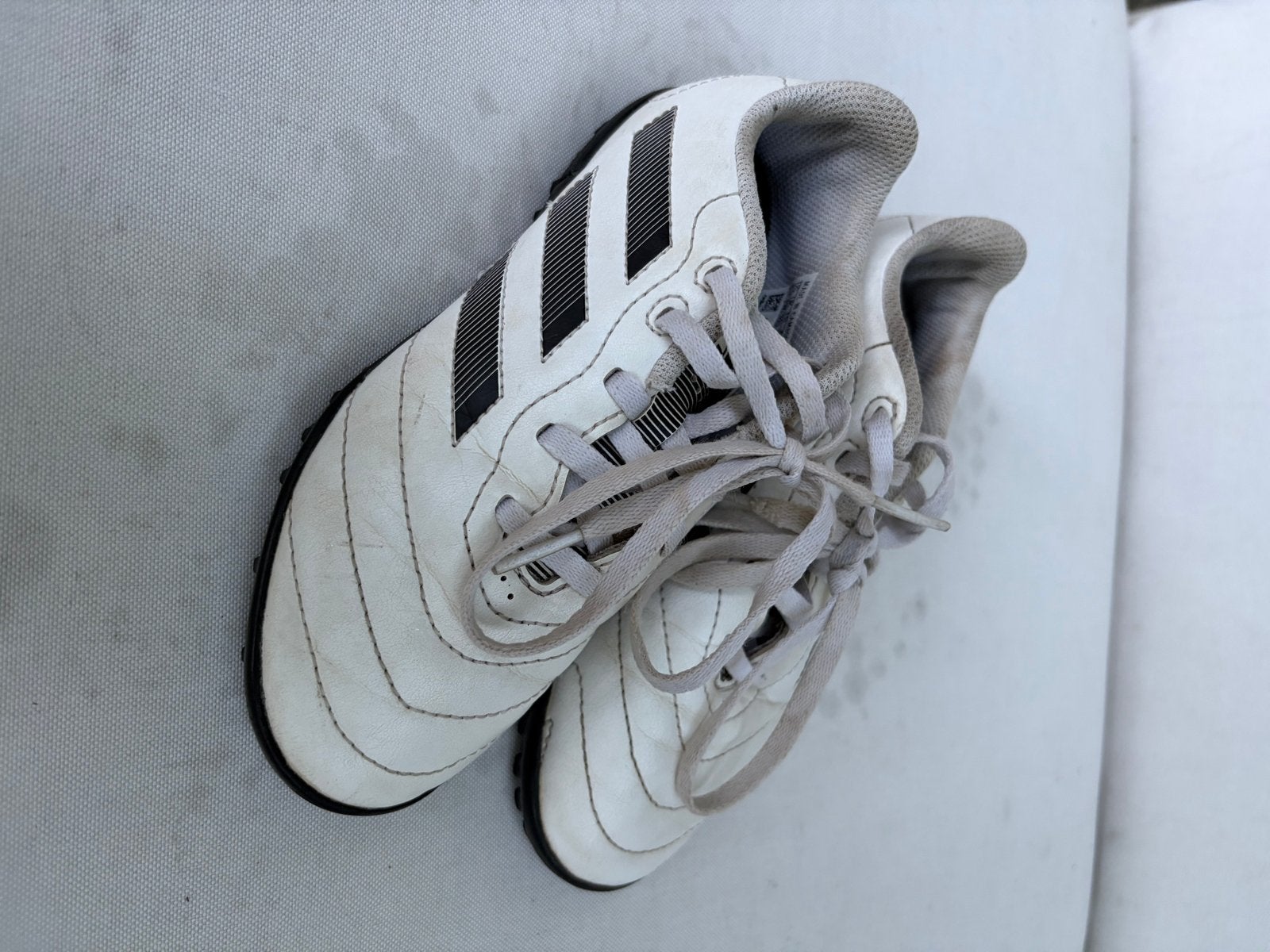 Adidas voetbalschoenen maat 31 - Wit met zwarte strepen, Ophalen of Verzenden, Gebruikt, Schoenen