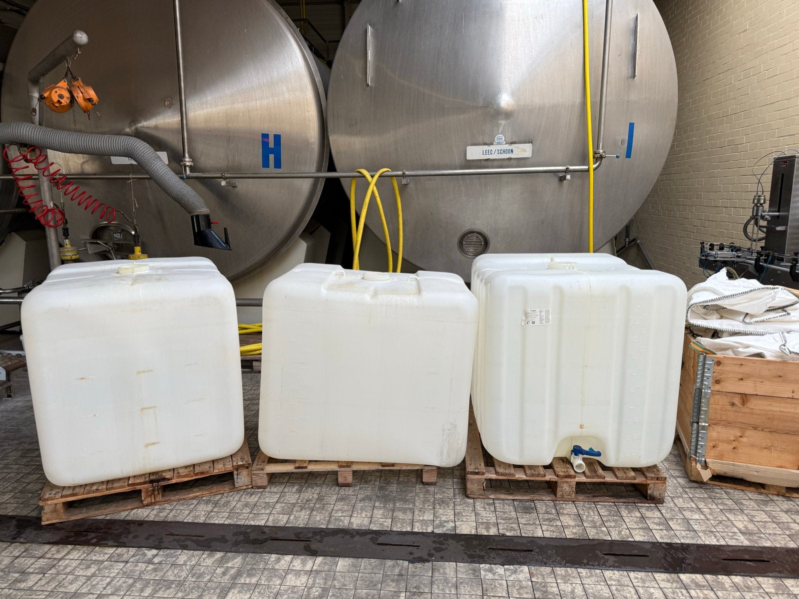 IBC-tanks (1000 liter) kunststof bakken, Ophalen