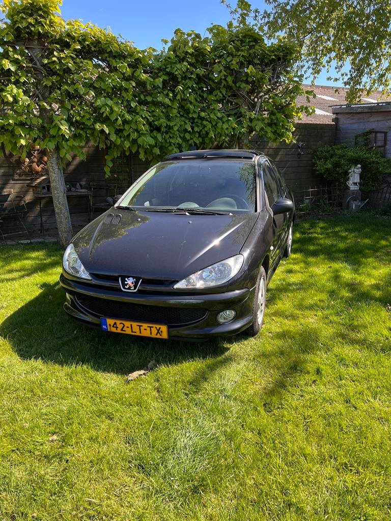 Peugeot 206 1.4 X-line 3D 2003 Zwart, Voorwielaandrijving, 31 €/maand, 4 cilinders, Zwart