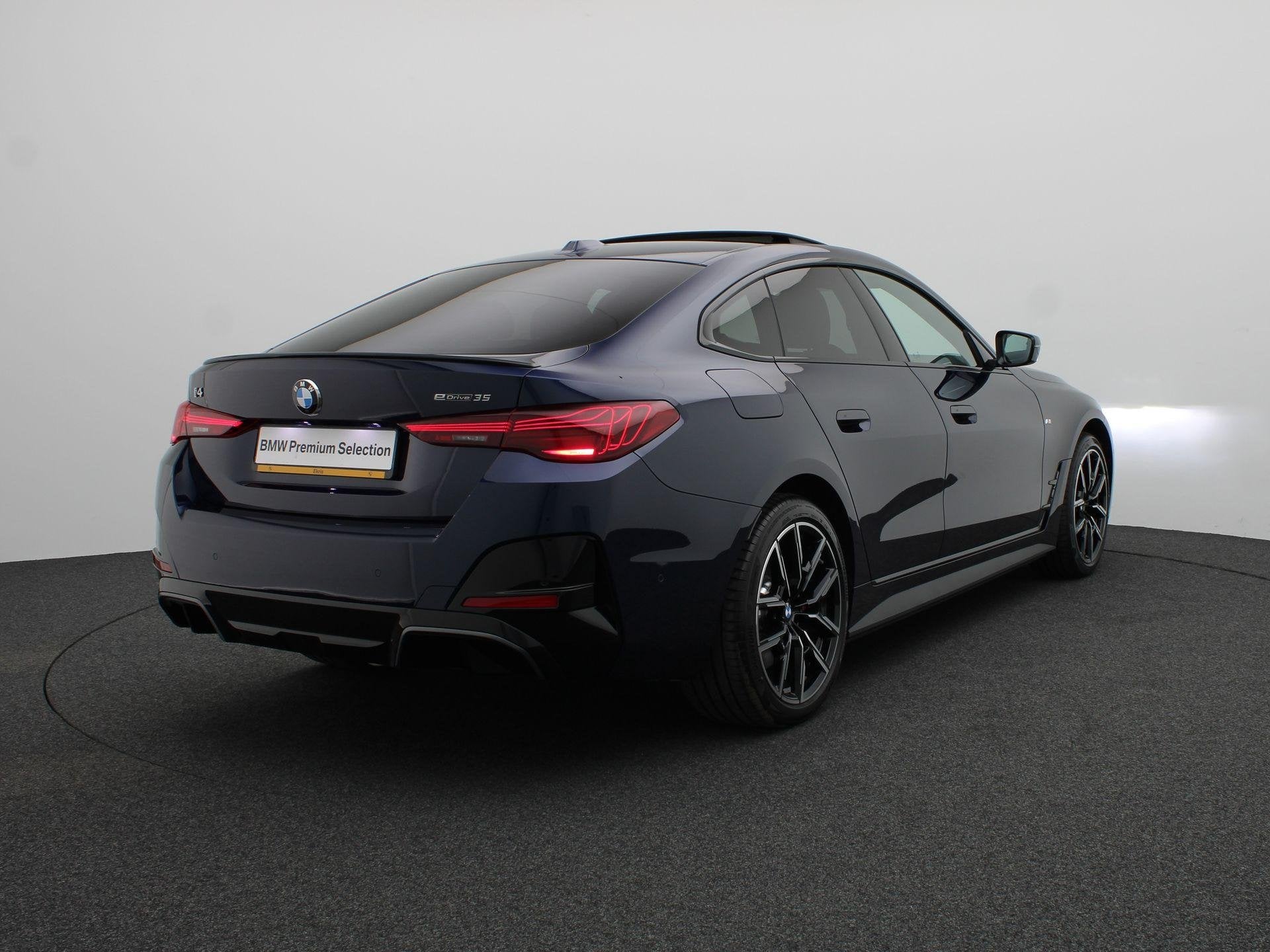 BMW i4 eDrive35 M Sport Edition | SoH 100% | Comfort Pack |, Auto's, Zwart, Met garantie (alle), Blauw, 420 min