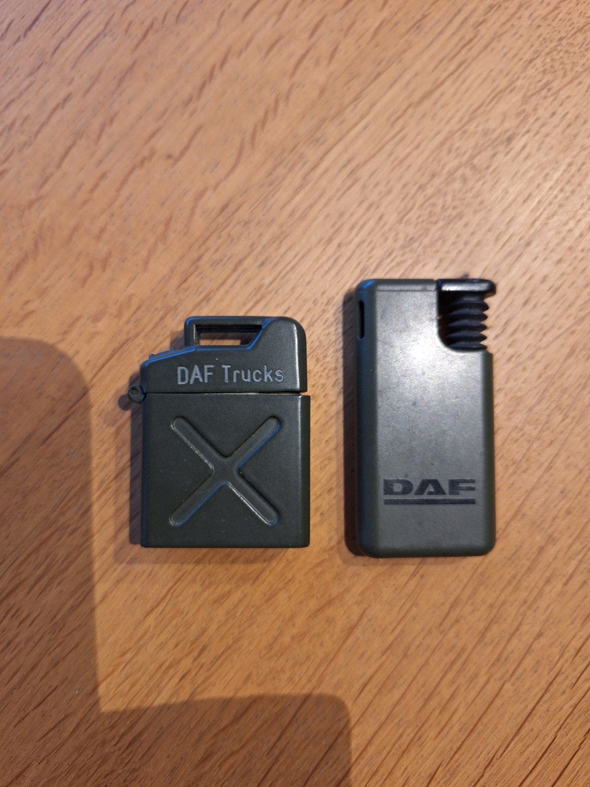 2 DAF Trucks militaire aanstekers - Jerrycan & DAF logo, Ophalen of Verzenden, Gebruikt, Aansteker
