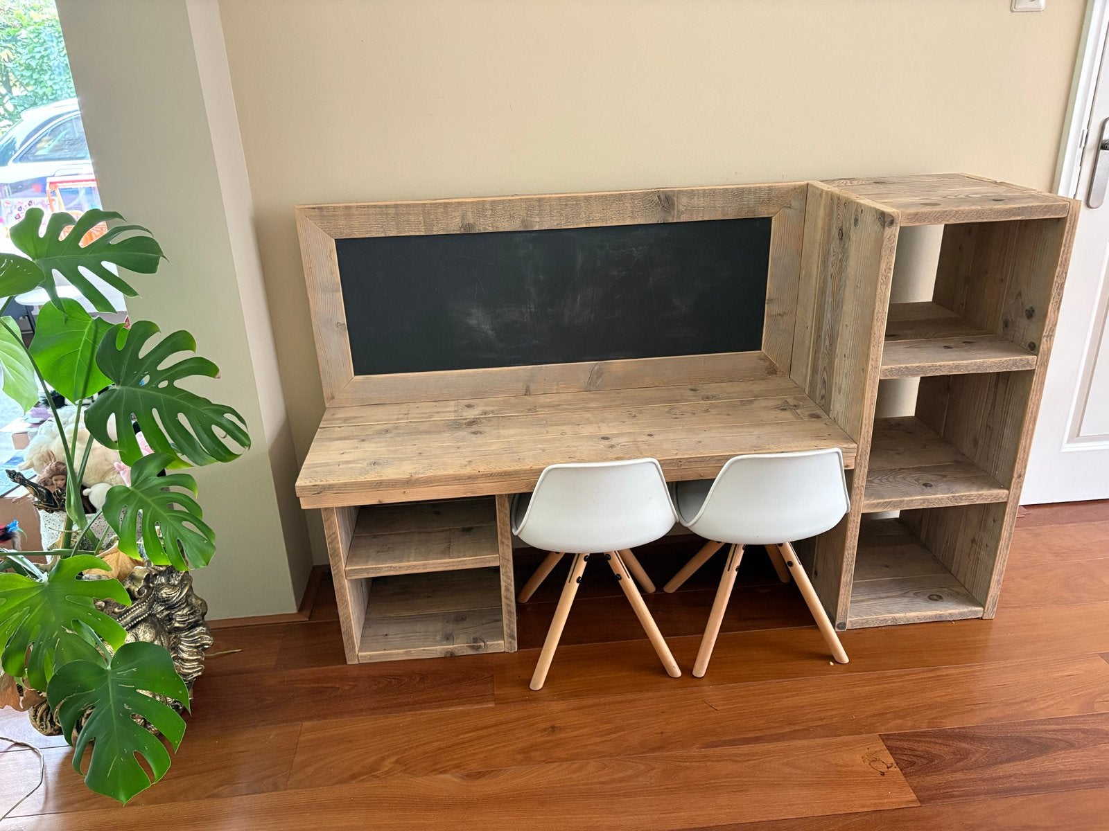 Uniek houten kinderbureau met krijtbord en opbergruimte, Huis en Inrichting, Ophalen, Opbergruimte, Gebruikt, Hout