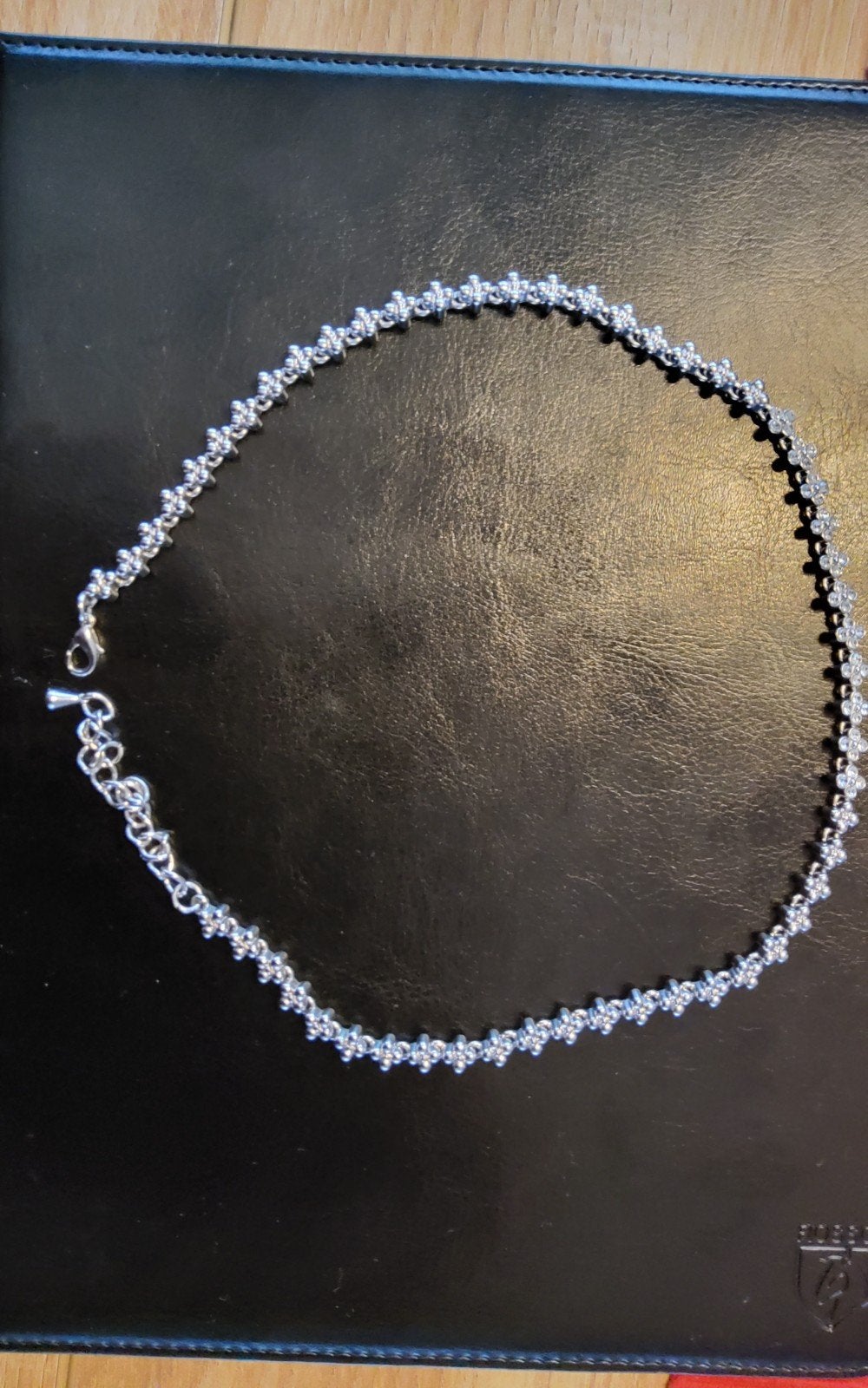 Zilverkleurige ketting en armband met klavertjes, Overige materialen, Ophalen of Verzenden, Zo goed als nieuw, Met bedels of kralen