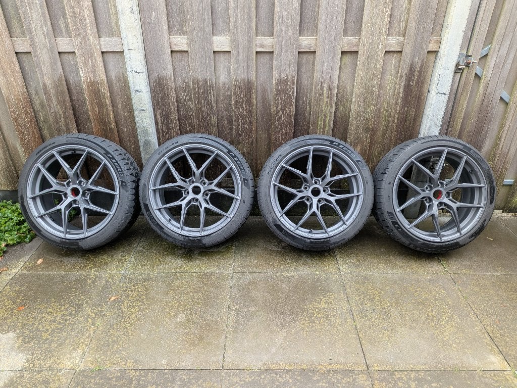 Motec 19" Ultimate MCR-4 | Tesla M3 Highland, Gebruikt, Banden en Velgen, 235 mm, Personenwagen
