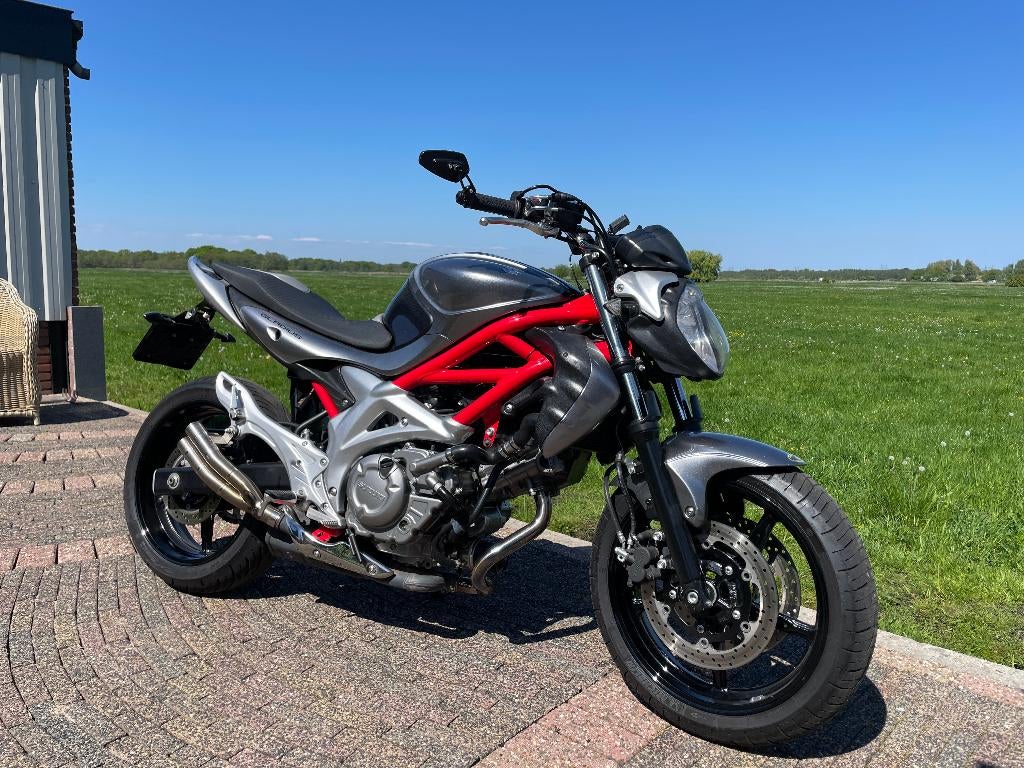 Suzuki Gladius 52KW 650 (A2 mogelijk) | 31.200 km, Motoren, Motoren | Suzuki, Particulier, Naked bike, meer dan 35 kW, 2 cilinders