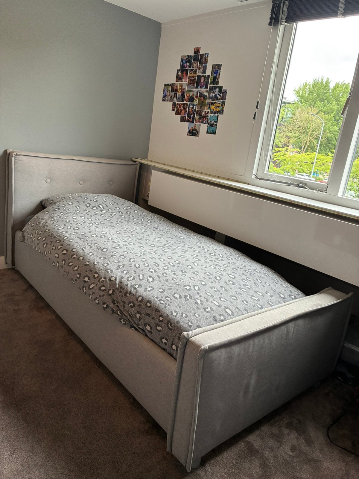 Gestoffeerd 1-persoonsbed grijs, Huis en Inrichting, Slaapkamer | Boxsprings, Ophalen, 90 cm, Eenpersoons, Zo goed als nieuw