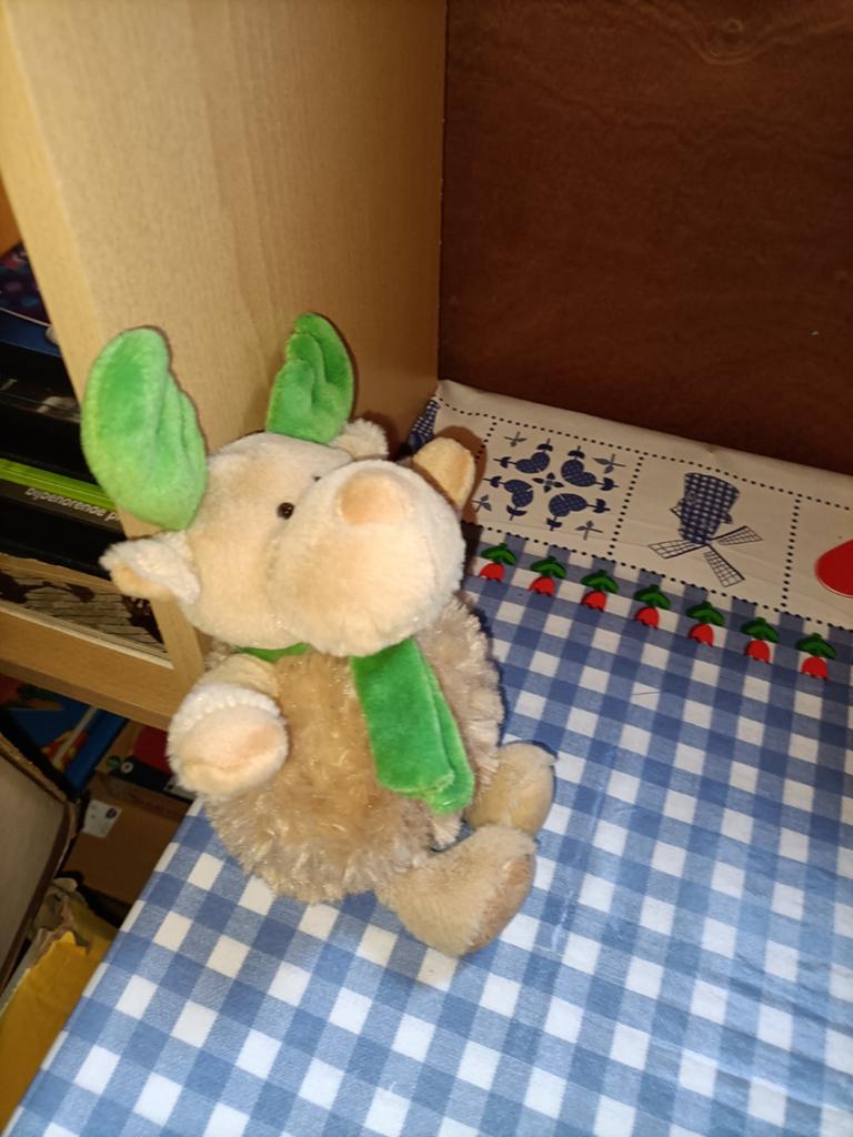 Eland knuffeltje met groen gewei en sjaal Benu 22 cm, Ophalen of Verzenden, Zo goed als nieuw, Overige typen
