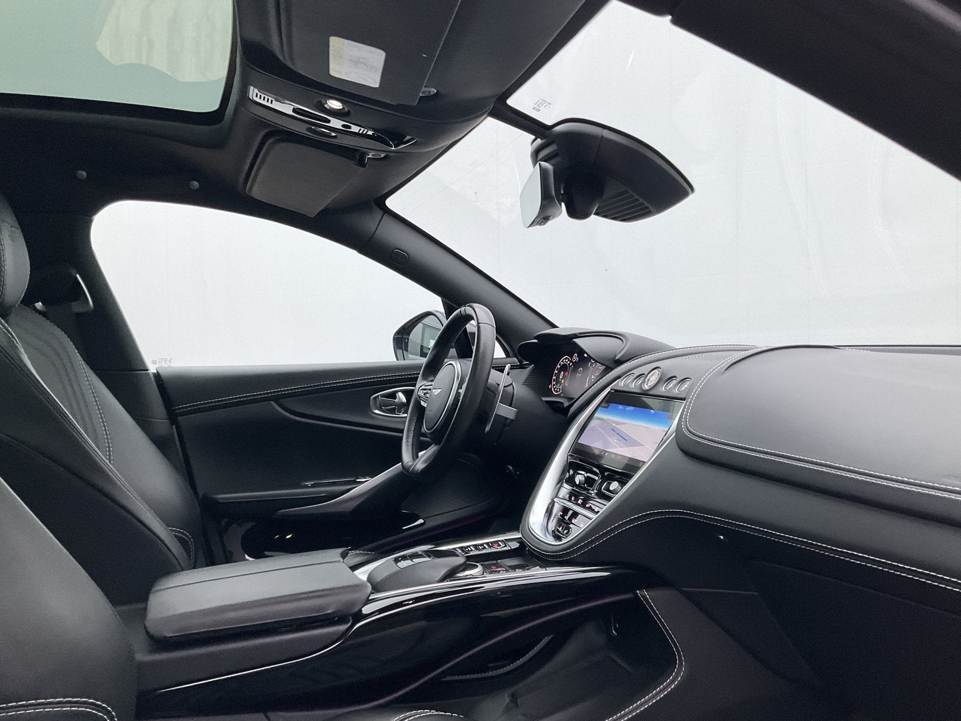 Foto 33 van Aston Martin Dbx 4.0 V8 360 Memory Stoelverw/koeling Sfeer