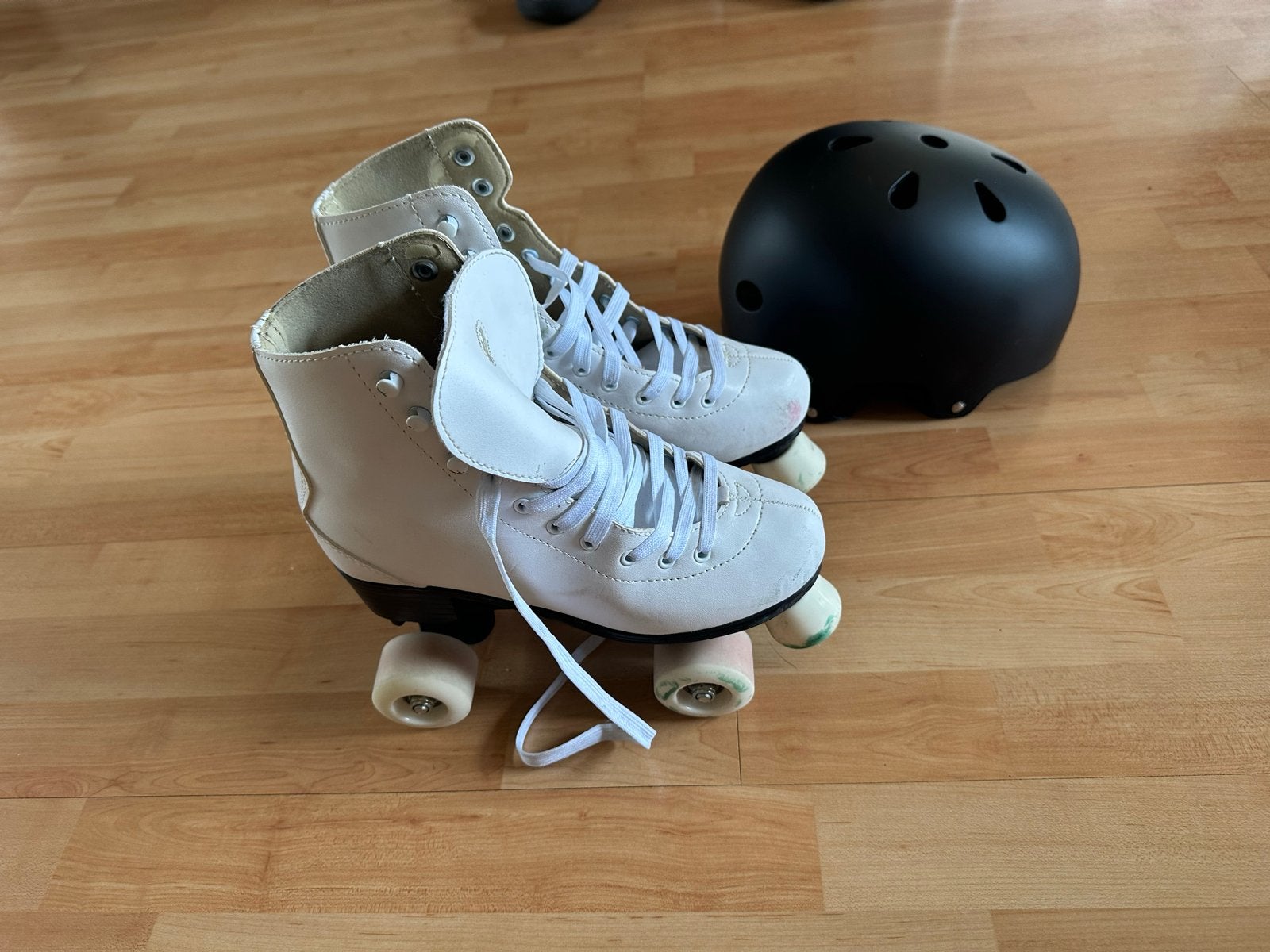 Rolschaatsen maat 37 met helm, Kinderen en Baby's, Speelgoed | Buiten | Rolschaatsen, Ophalen, Gebruikt, Kinderen