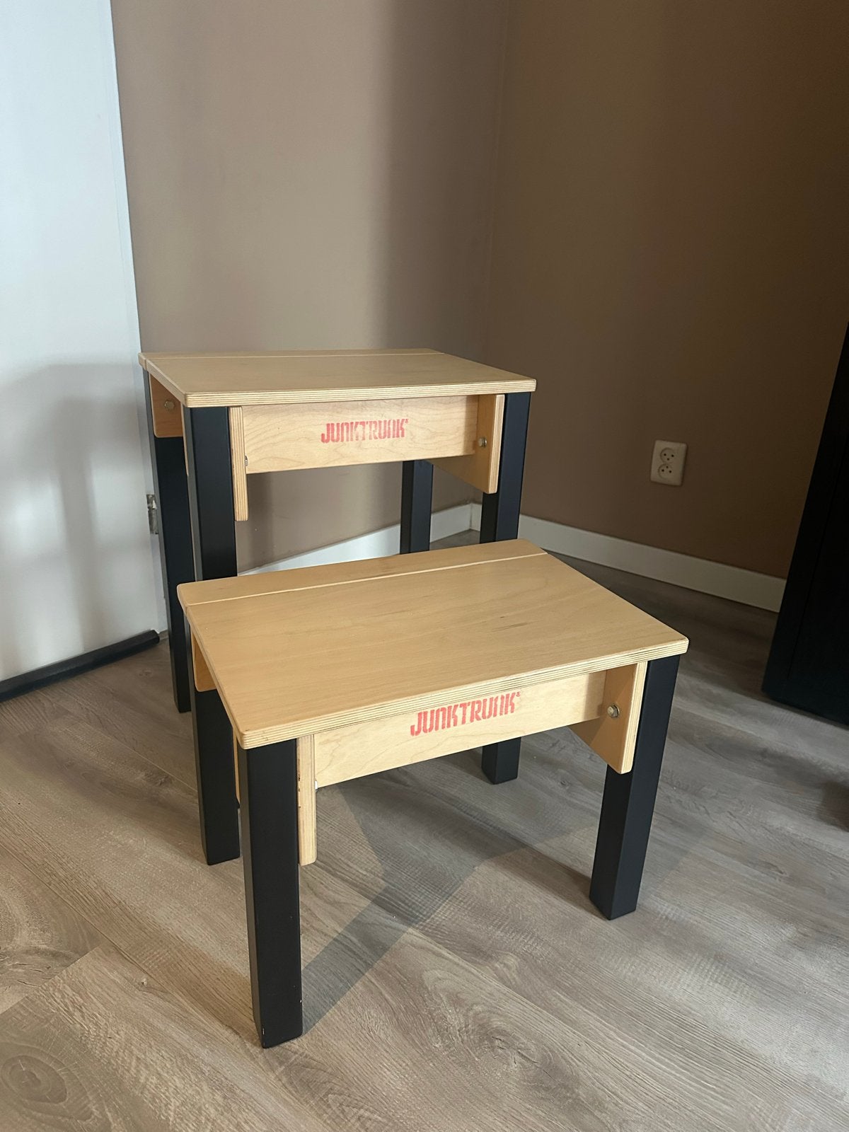 JunkTrunk tafel en krukje, Ophalen of Verzenden, Gebruikt, Hout