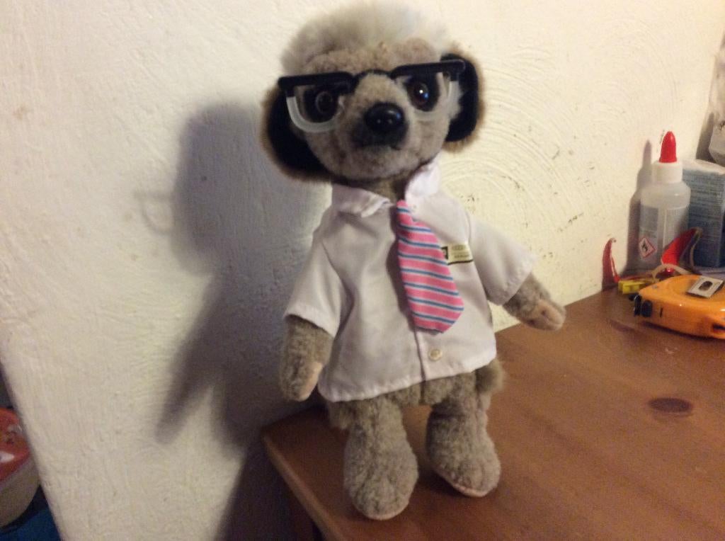 Meerkat (stokstaartje) knuffel met overhemd bril en stropdas, Ophalen of Verzenden, Zo goed als nieuw, Overige typen