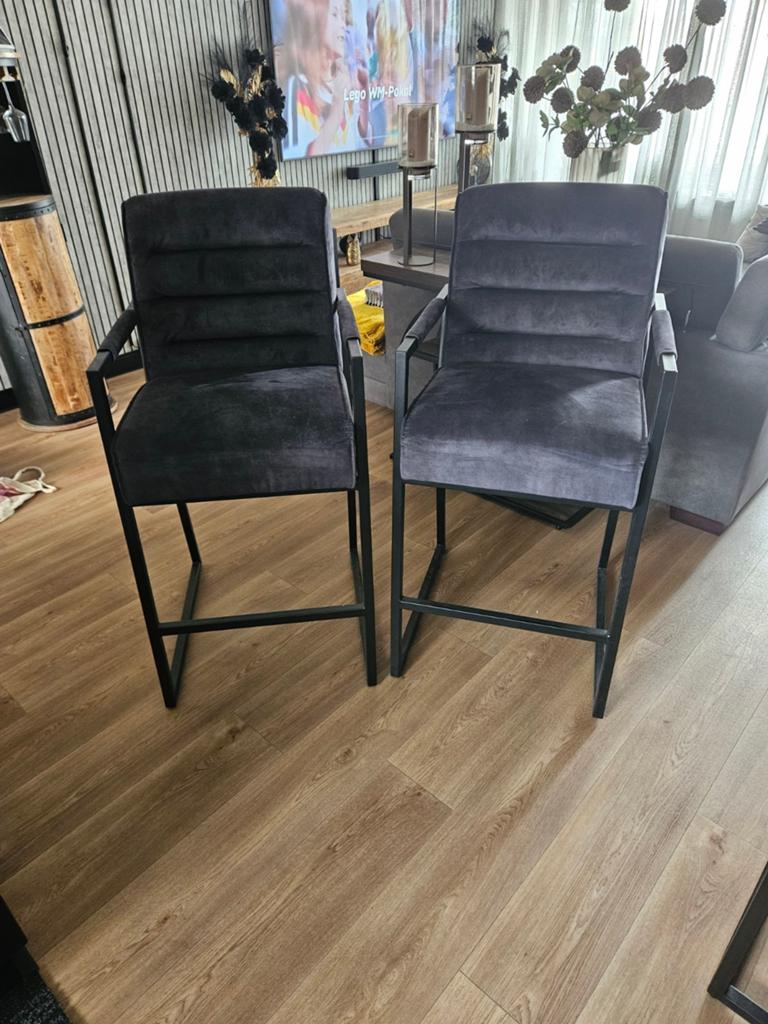 Set van 4 moderne barkrukken - Grijs fluweel & zwart metaal, 60 tot 90 cm, Ophalen of Verzenden, Zo goed als nieuw, Metaal