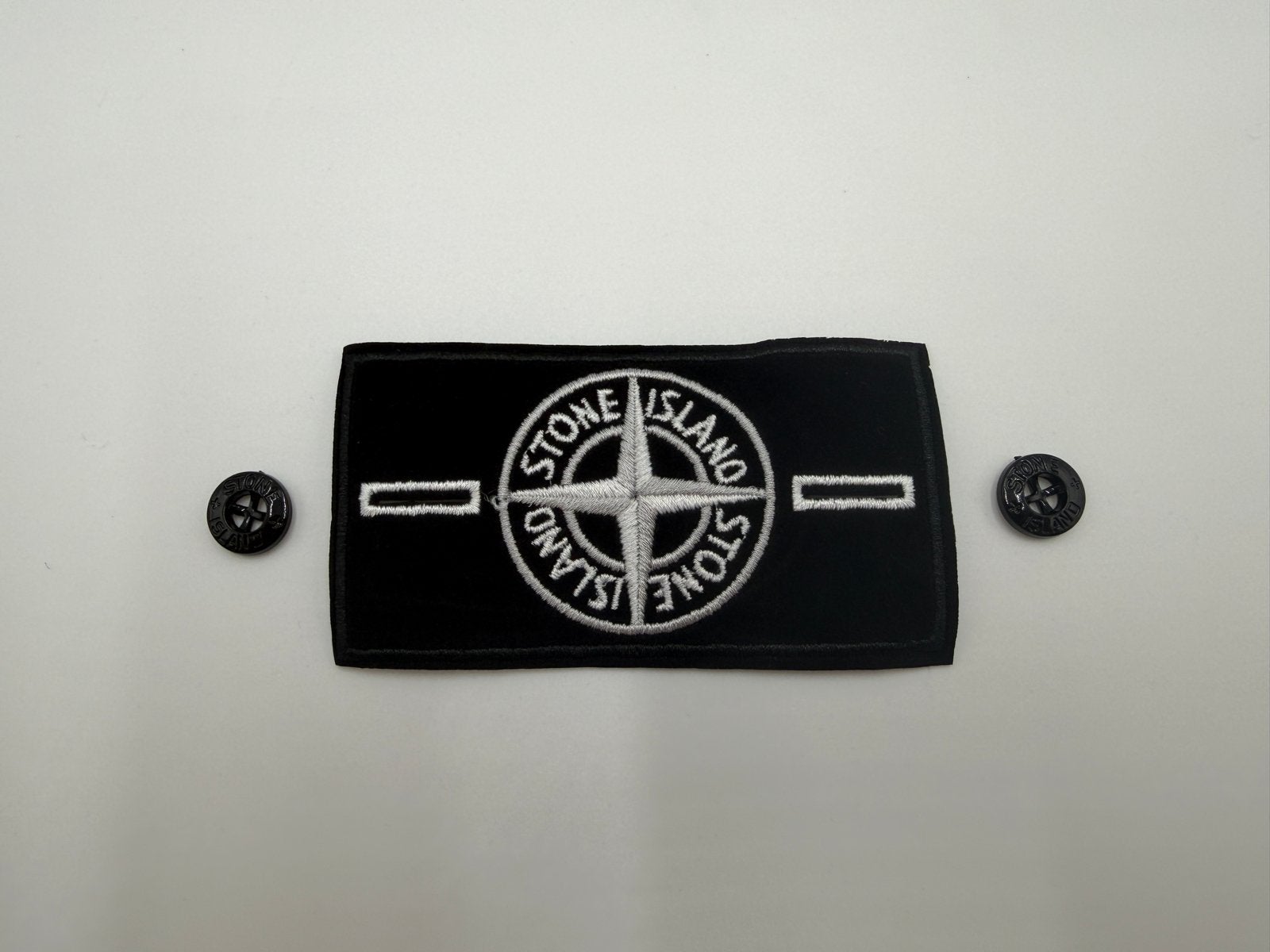 Stone Island badge patch zwart wit + 2 knopen, Verzenden, Nieuw, Overige applicaties