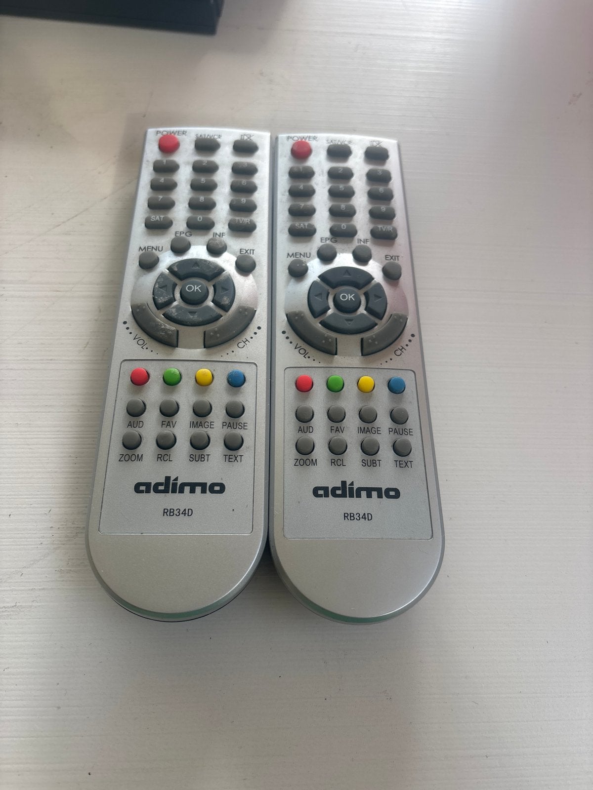 Adimo RB34D Afstandsbediening (2 stuks), Ophalen of Verzenden, Gebruikt, Origineel, Tv