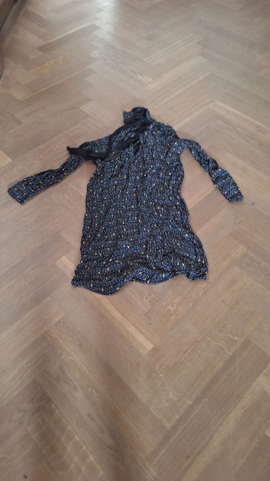 Zwarte jurk met print, maat 42, Ophalen of Verzenden, Zo goed als nieuw, Maat 42/44 (L), Zwart