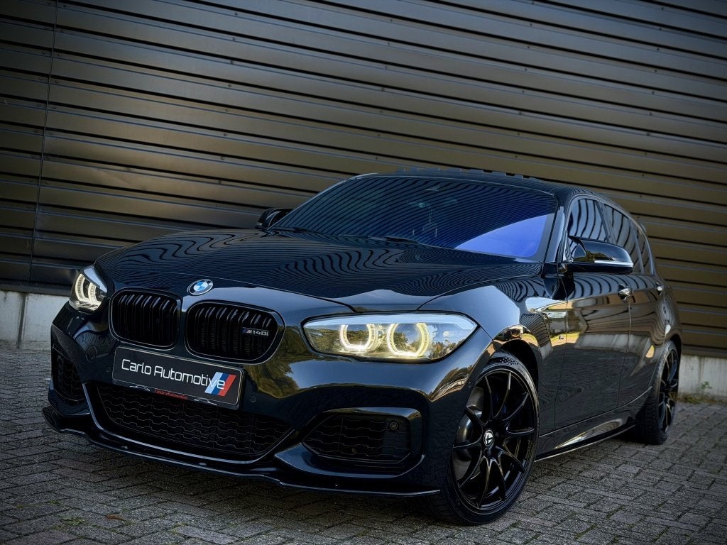 Bmw 1-serie M140i xDrive DAK|H/K|MEMORY|MILLTEK|CAMERA VOL!, Dealer onderhouden, Gebruikt, Euro 6, Zwart