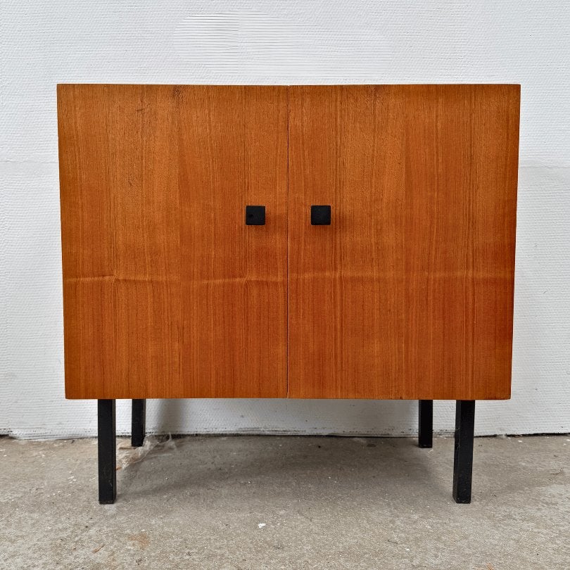 Vintage kastje - dressoirtje met zwart metalen details, Ophalen