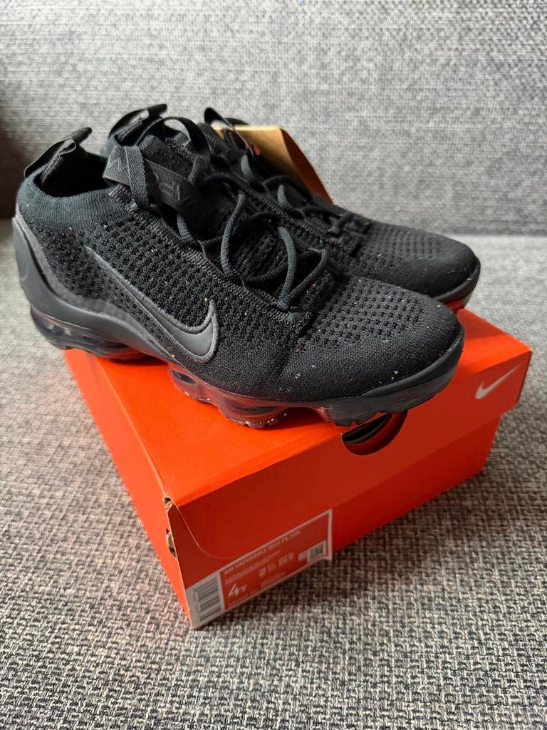 Nike Vapormax 2021 Flyknit - Maat 36 - Nieuw in doos, Zwart, Nieuw, Ophalen of Verzenden, Sneakers of Gympen