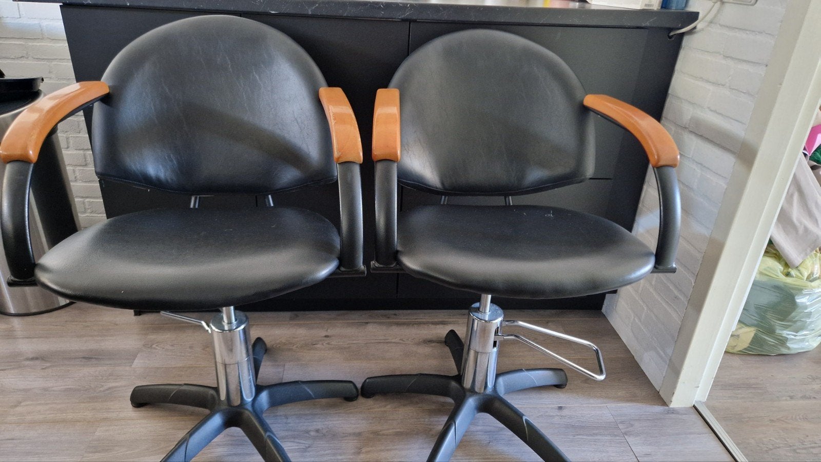 2 kappersstoelen, Ophalen, Kunststof, Gebruikt, Twee