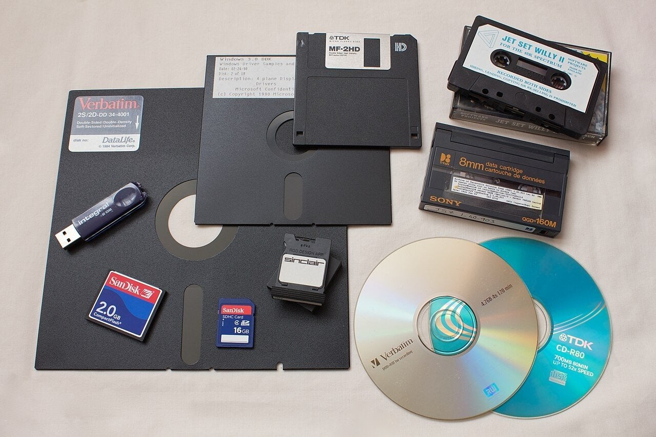 gezocht: oude DEFECTE Floppies, USBs en CDs voor kunstprojec, Ophalen
