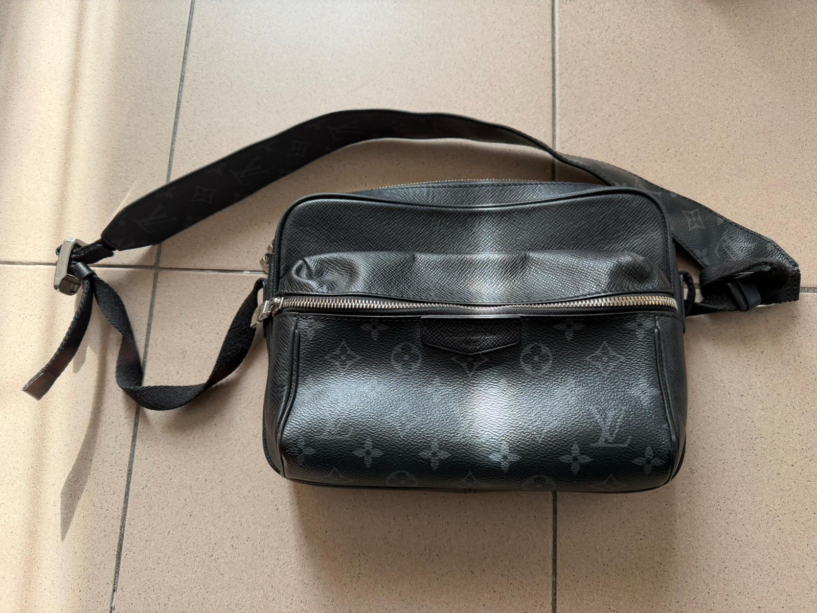 Louis Vuitton Outdoor Messenger Monogram Black, Ophalen of Verzenden, Zo goed als nieuw, Zwart