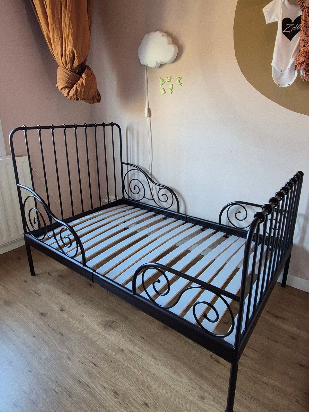IKEA Minnen meegroeibed zwart metaal, Kinderen en Baby's, Kinderkamer | Bedden, Ophalen, 85 tot 100 cm, Gebruikt, Lattenbodem