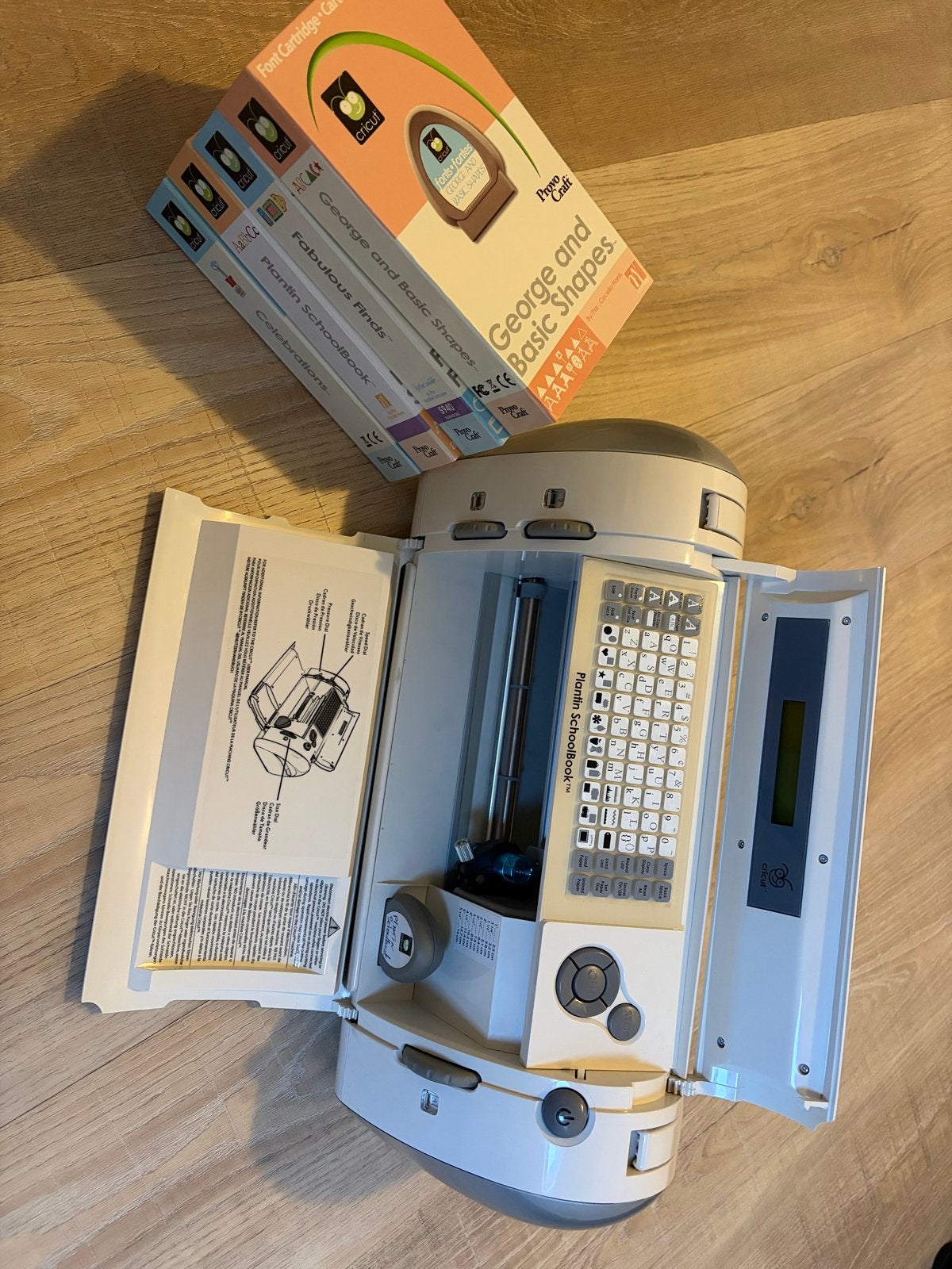 Cricut Expression 2 Snijmachine met cartridges en accessoire, Ophalen, Gebruikt, Geschikt voor karton, Kunststof