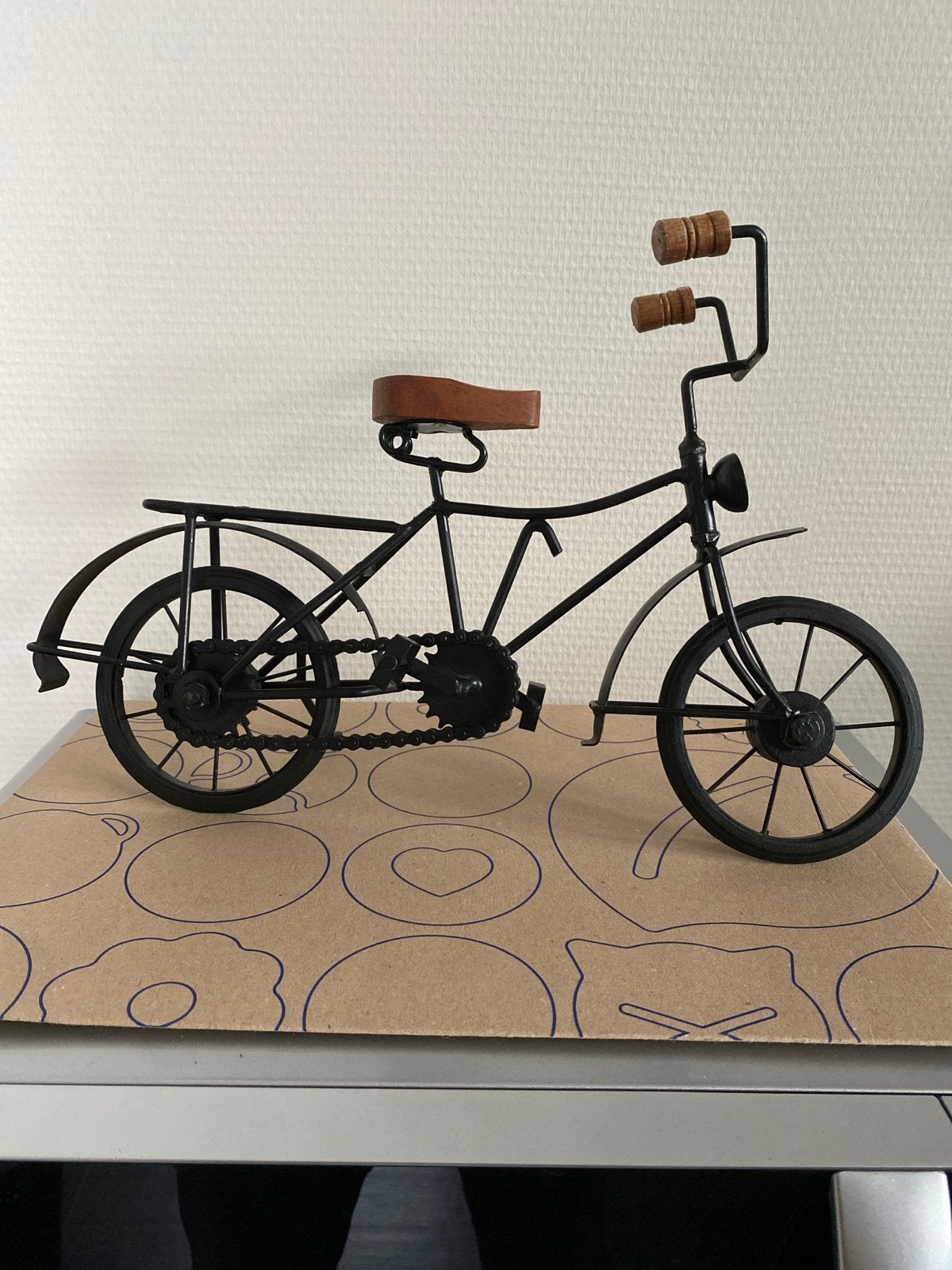 Decoratieve fiets miniatuur - Metaal en hout, Overige merken, 1:50 of kleiner, Overige typen, Ophalen of Verzenden