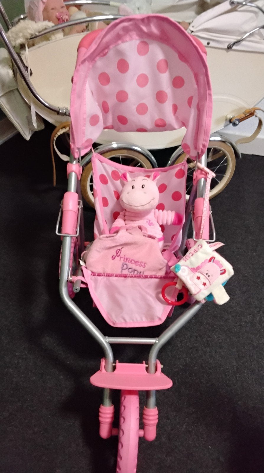 Roze poppenwagen met accessoires en knuffel, Ophalen