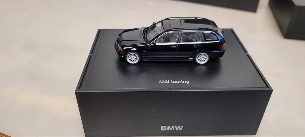 Minichamps BMW 323i Touring E46, Hobby en Vrije tijd, Modelauto's | 1:43, Ophalen of Verzenden, Zo goed als nieuw, Auto, MiniChamps