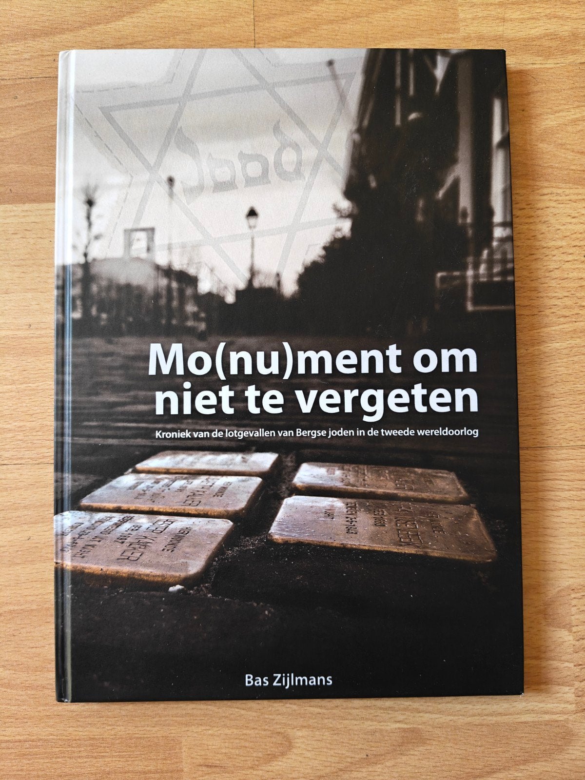 Mo(nu)ment om niet te vergeten (Geertruidenberg, als nieuw), Boeken, Tweede Wereldoorlog, Ophalen of Verzenden, Zo goed als nieuw